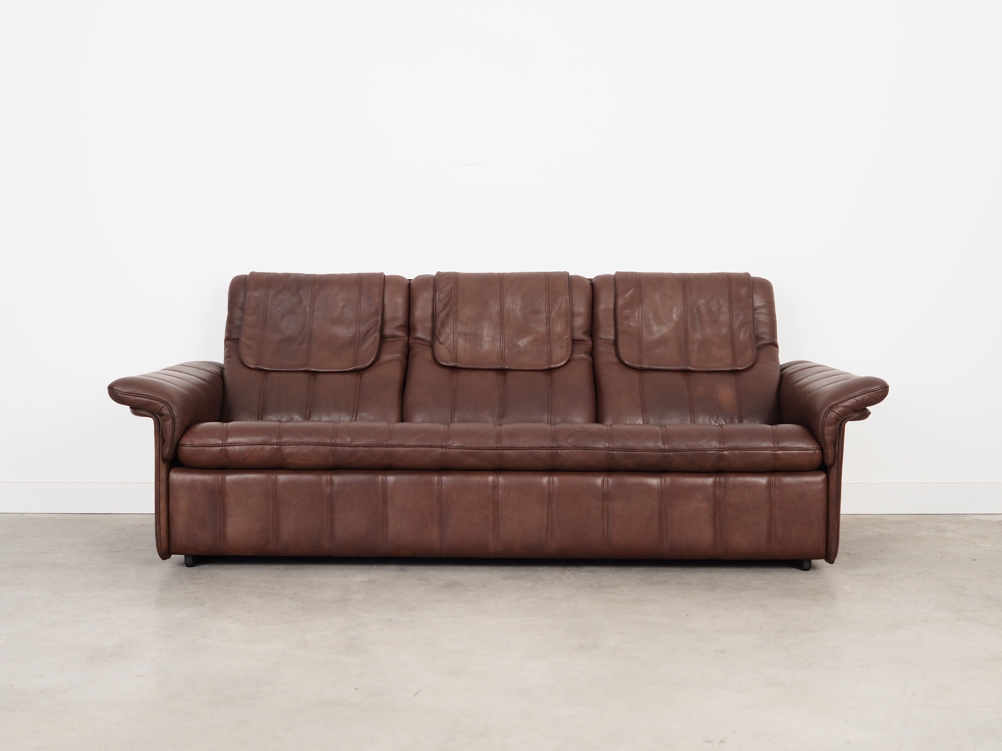 Brown_leather_sofa,_Swiss_design,_1970s,_manufacture:_De_Sede
