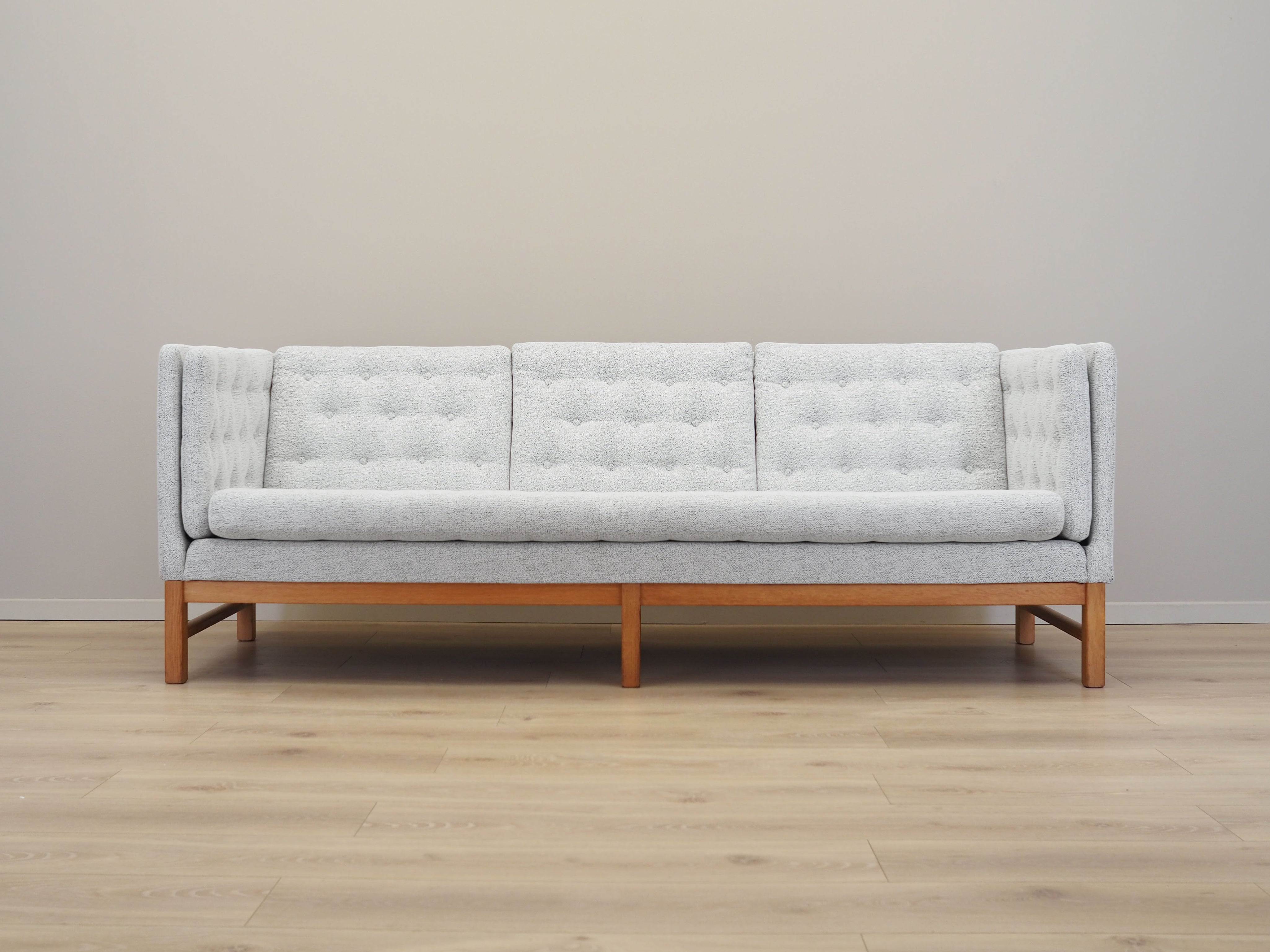 Oak_sofa,_Danish_design,_1970s,_manufactured_by_Erik_Jørgensen_Møbelfabrik