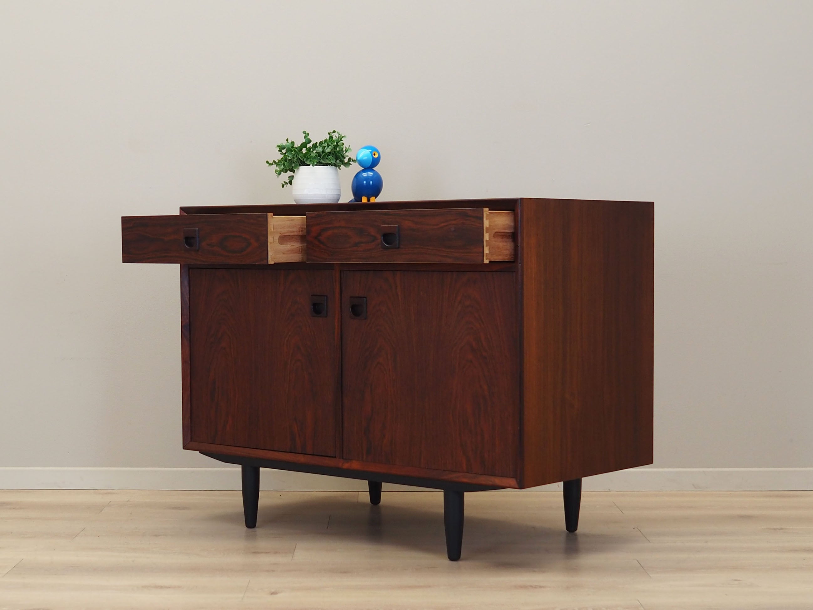 Rosewood_dresser,_Danish_design,_1970s,_production:_Denmark