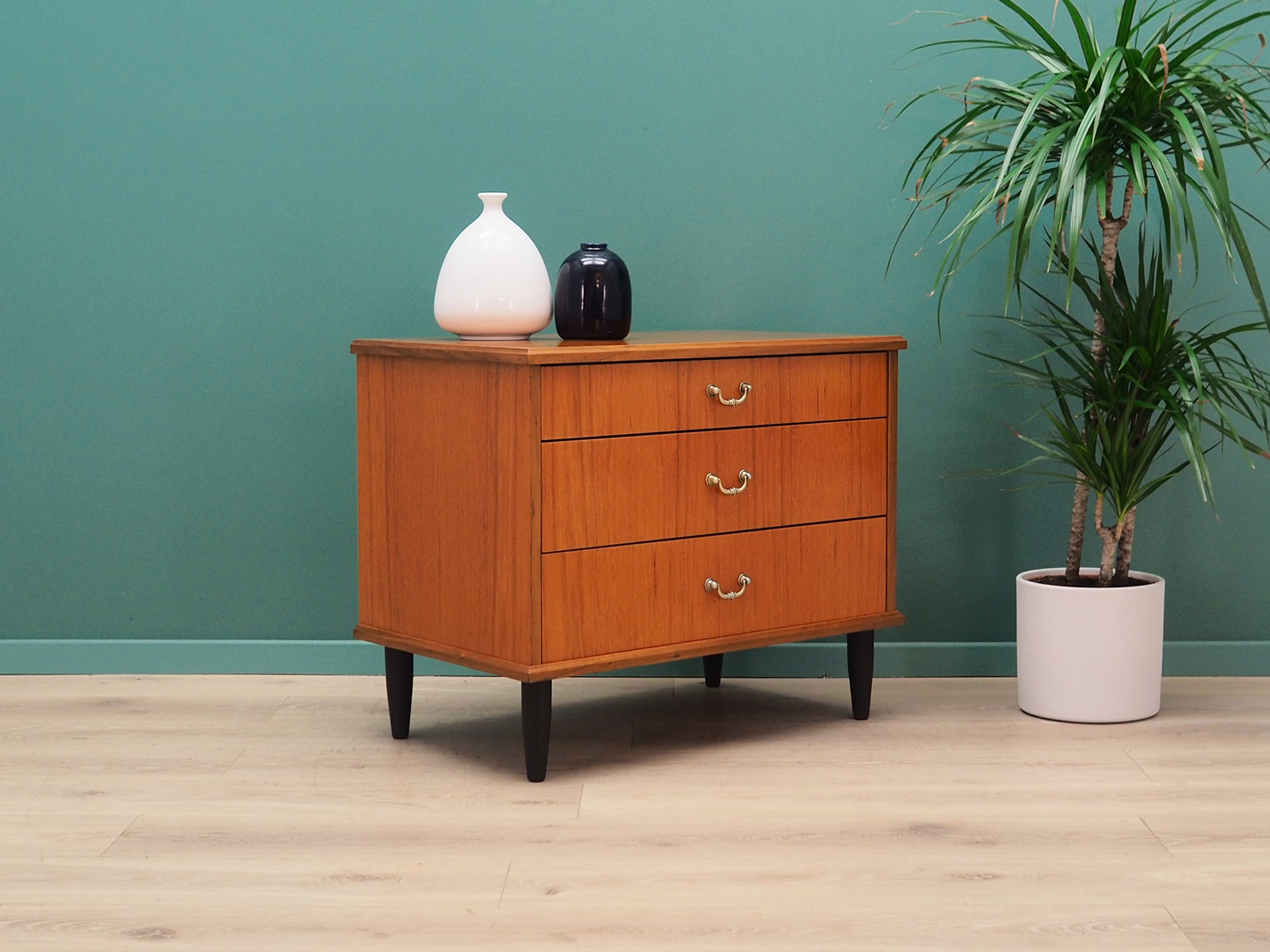 Teak_chest_of_drawers,_Danish_design,_1960s,_production:_Denmark
