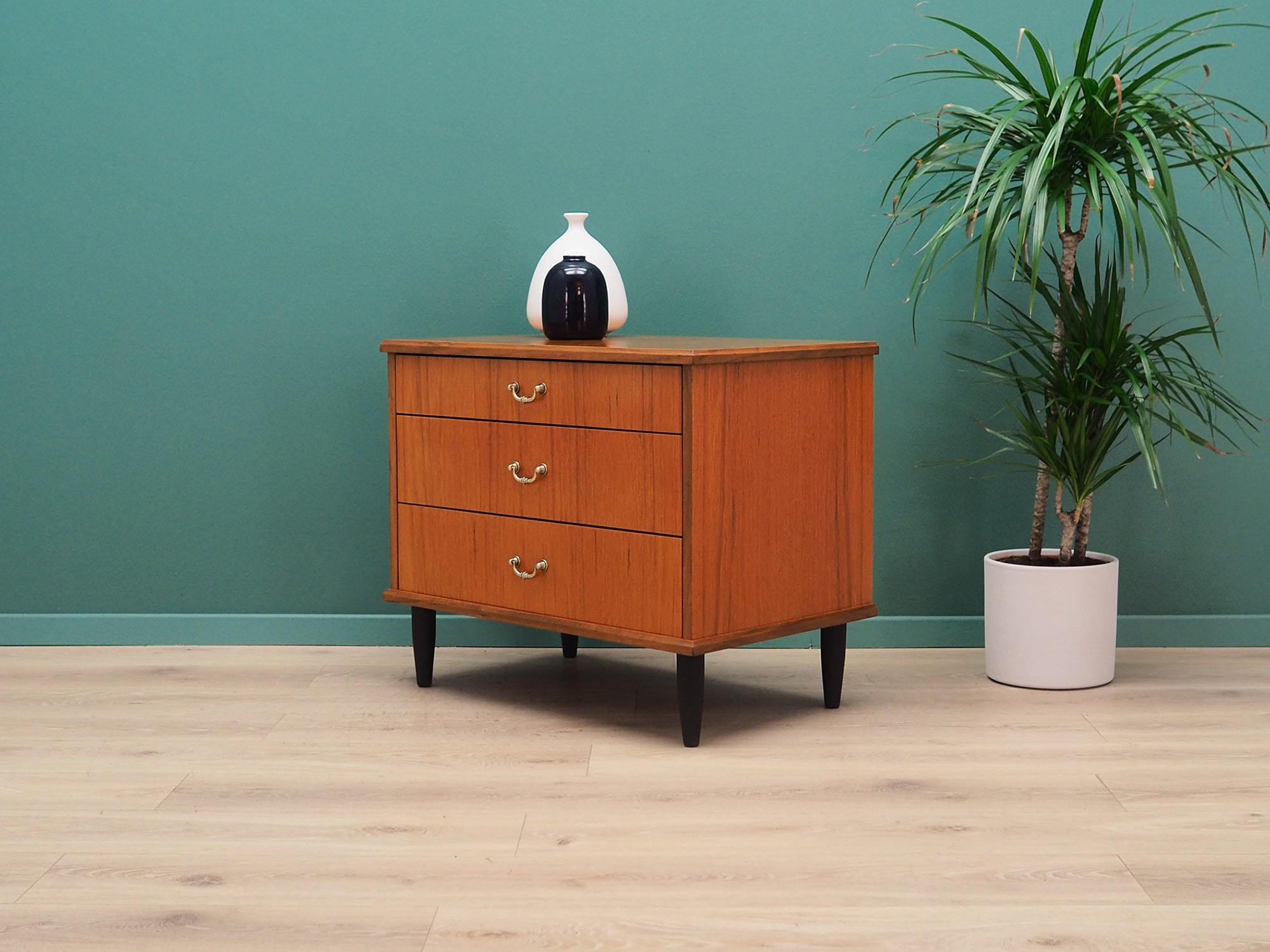 Teak_chest_of_drawers,_Danish_design,_1960s,_production:_Denmark