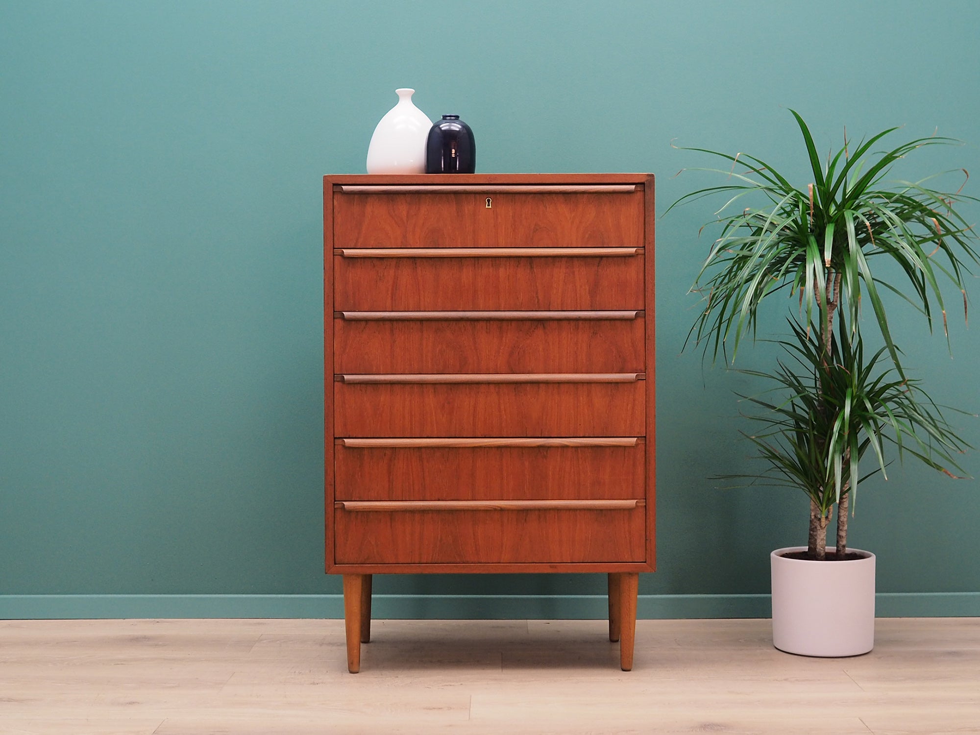 Teak_chest_of_drawers,_Danish_design,_1970s,_designer:_Ahlström_Osakeyhitö