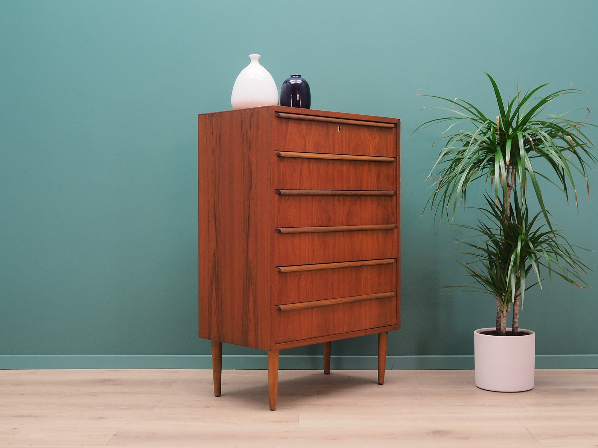 Teak_chest_of_drawers,_Danish_design,_1970s,_designer:_Ahlström_Osakeyhitö