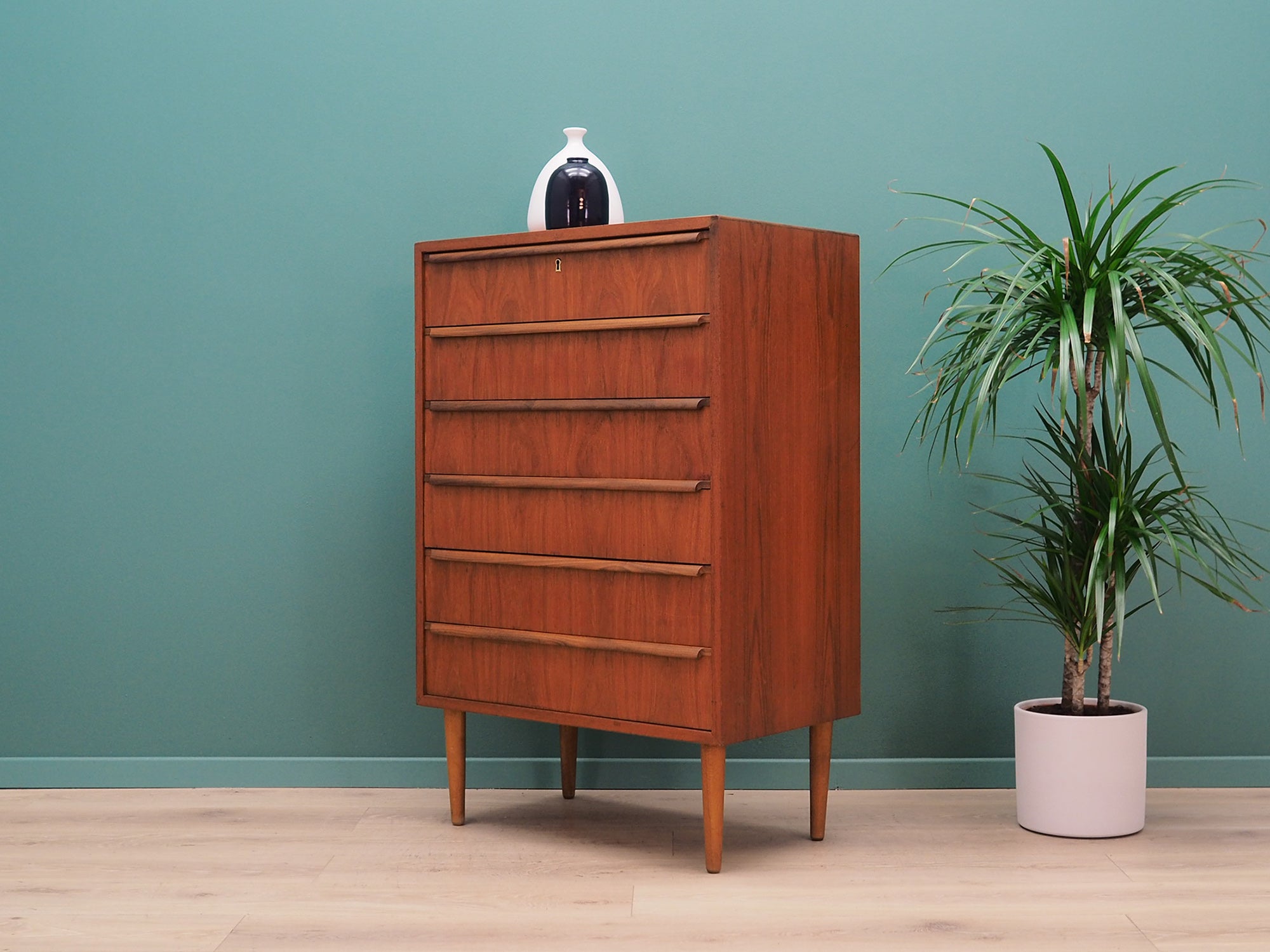 Teak_chest_of_drawers,_Danish_design,_1970s,_designer:_Ahlström_Osakeyhitö