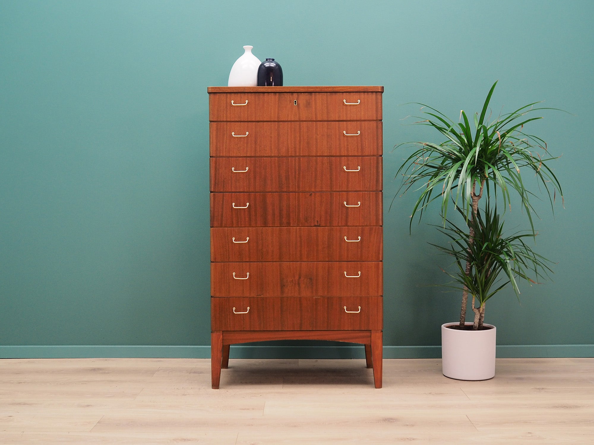 Mahogany_chest_of_drawers,_Scandinavian_design,_1970s,_production:_Denmark