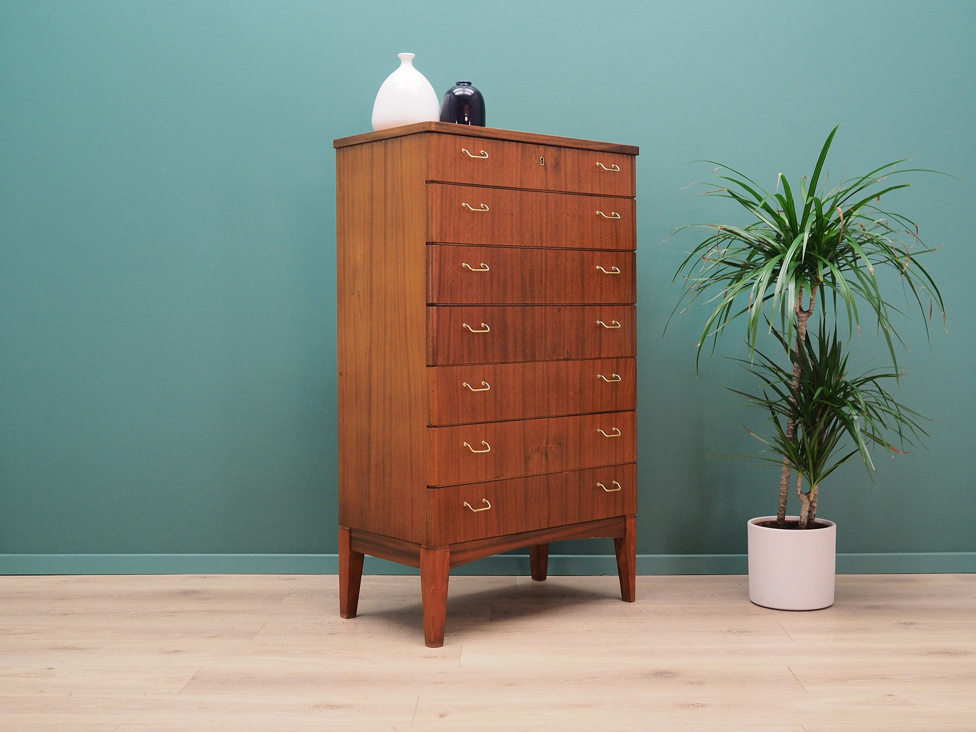Mahogany_chest_of_drawers,_Scandinavian_design,_1970s,_production:_Denmark