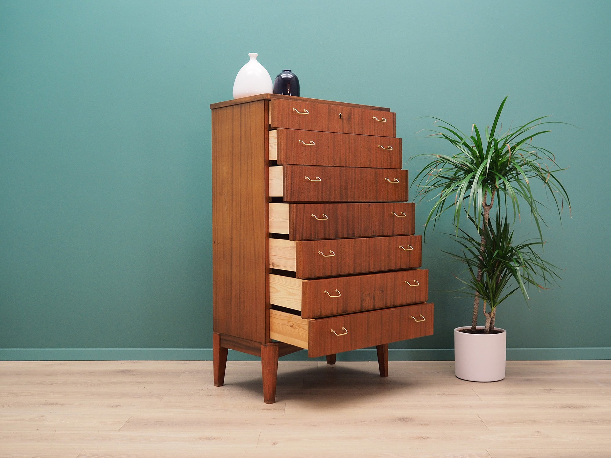Mahogany_chest_of_drawers,_Scandinavian_design,_1970s,_production:_Denmark