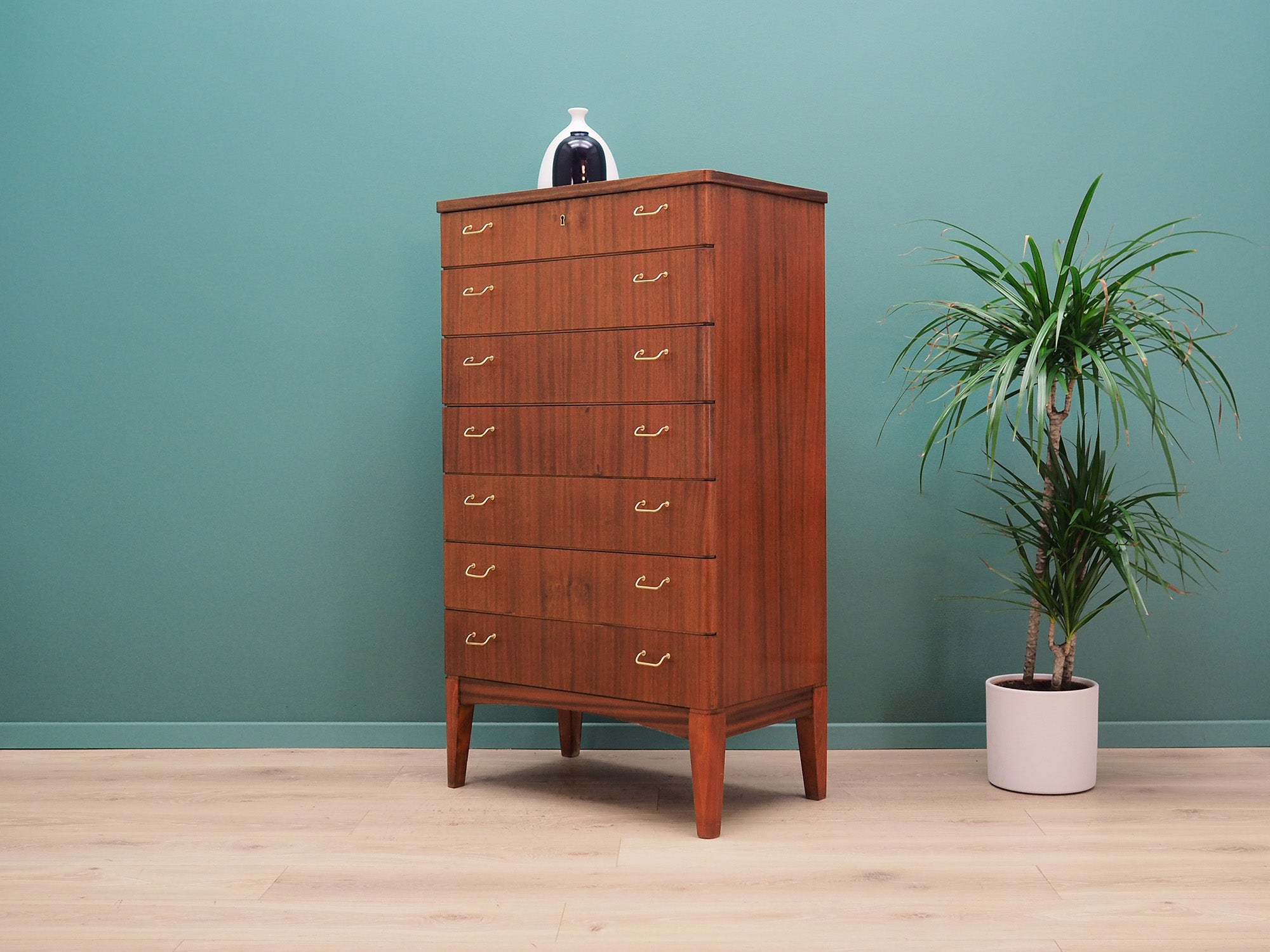 Mahogany_chest_of_drawers,_Scandinavian_design,_1970s,_production:_Denmark