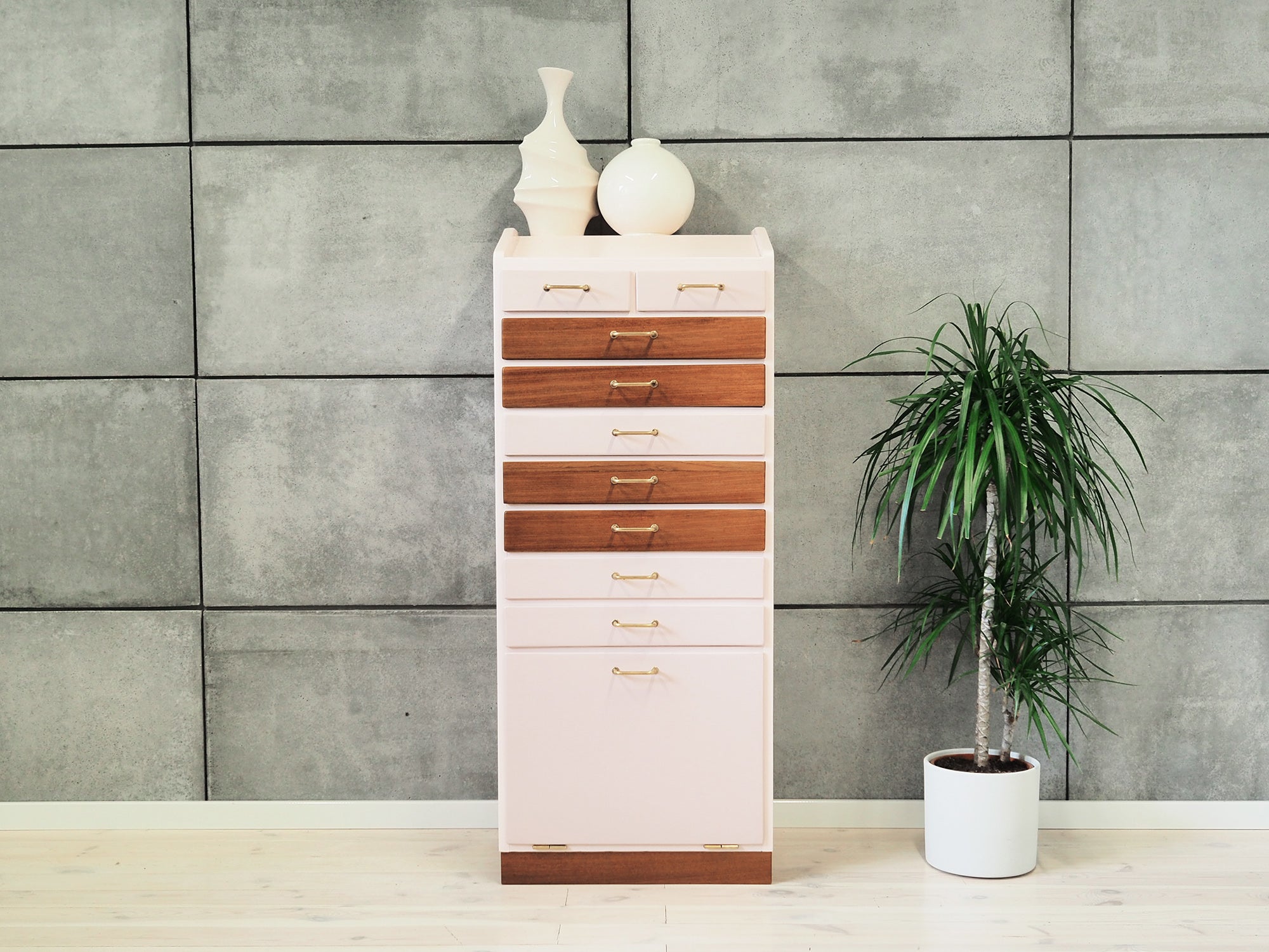 Teak_chest_of_drawers,_Danish_design,_1970s,_production:_Denmark