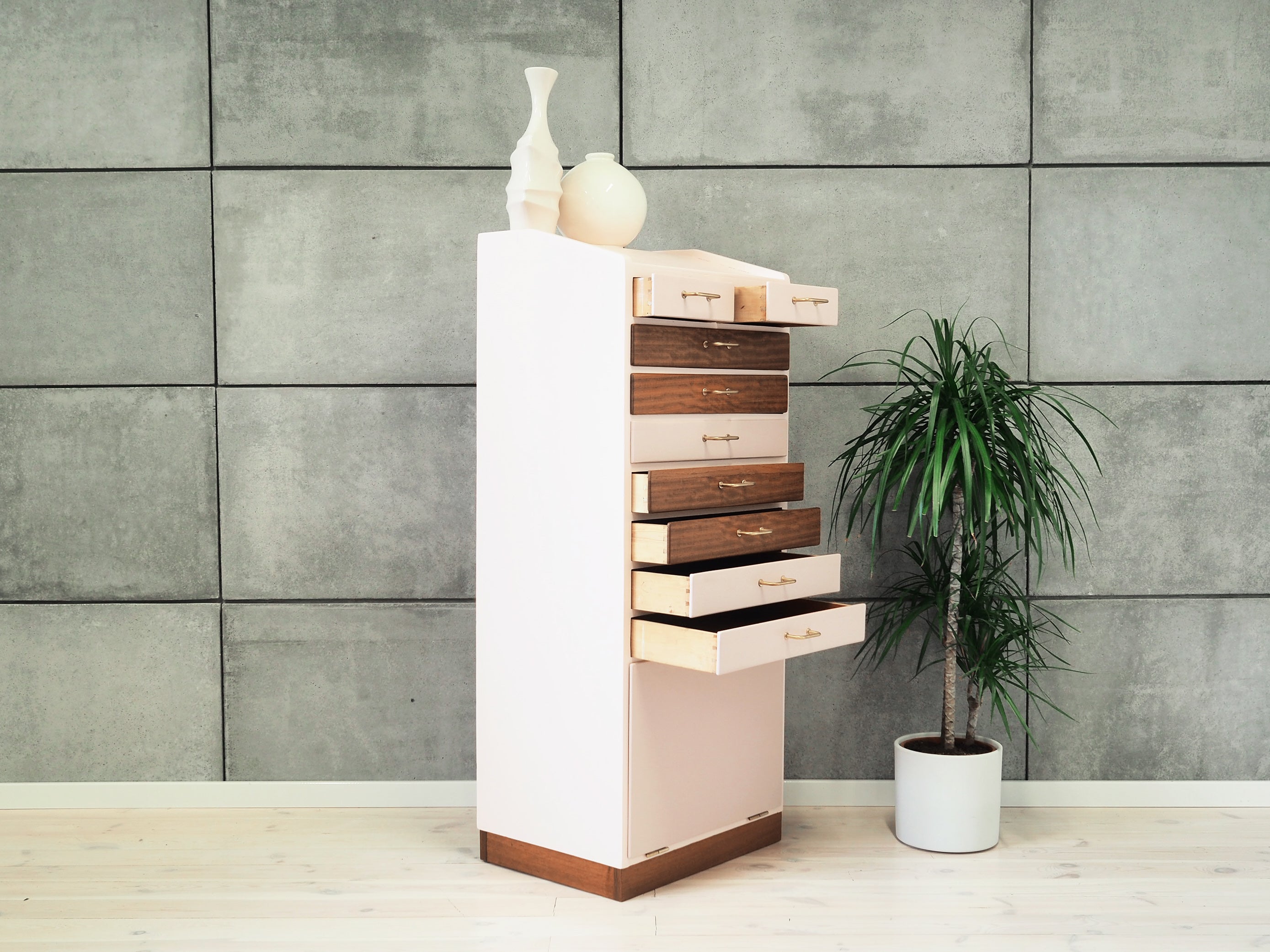 Teak_chest_of_drawers,_Danish_design,_1970s,_production:_Denmark