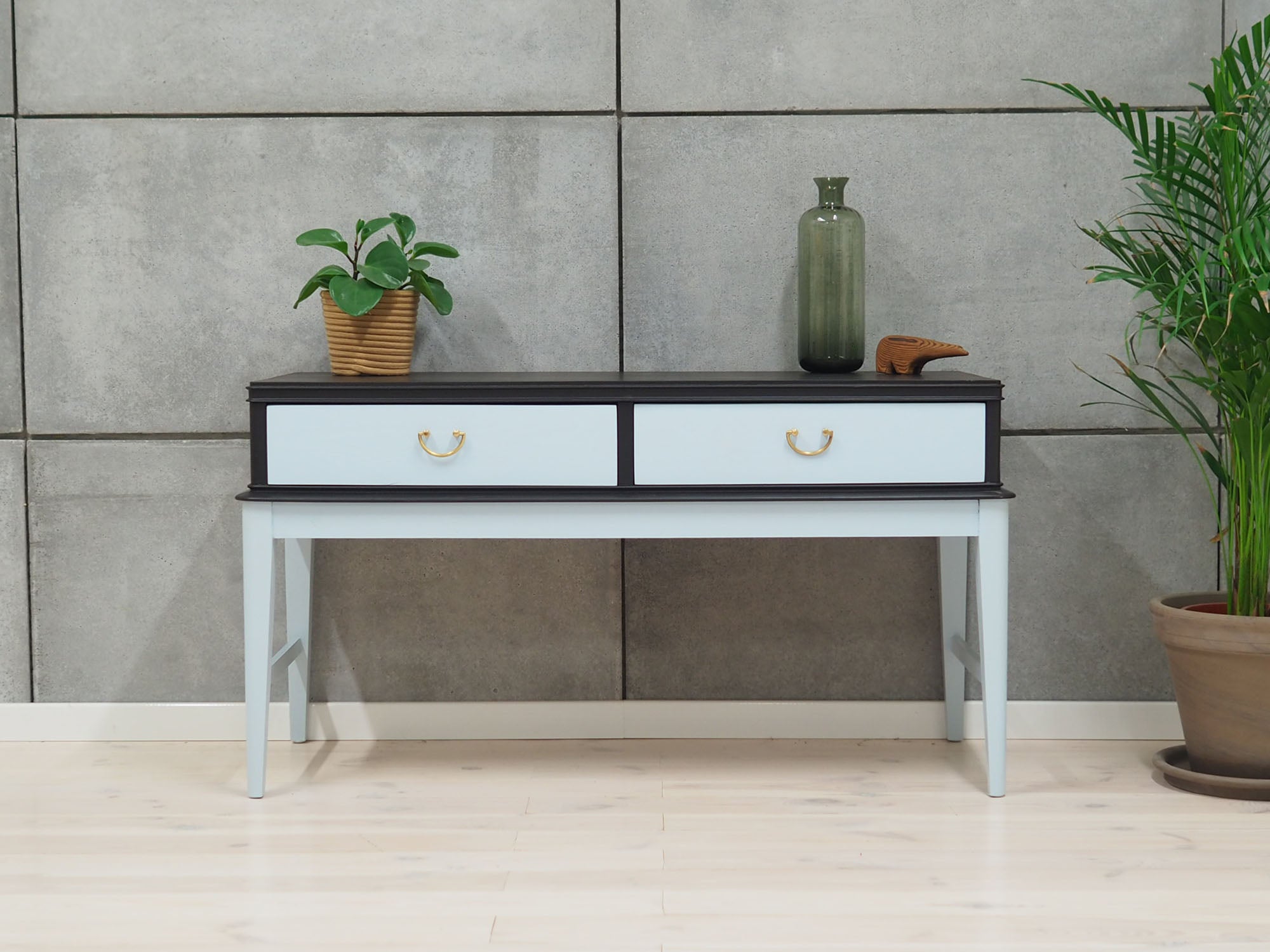 Walnut_chest_of_drawers,_French_design,_1970s,_production:_France