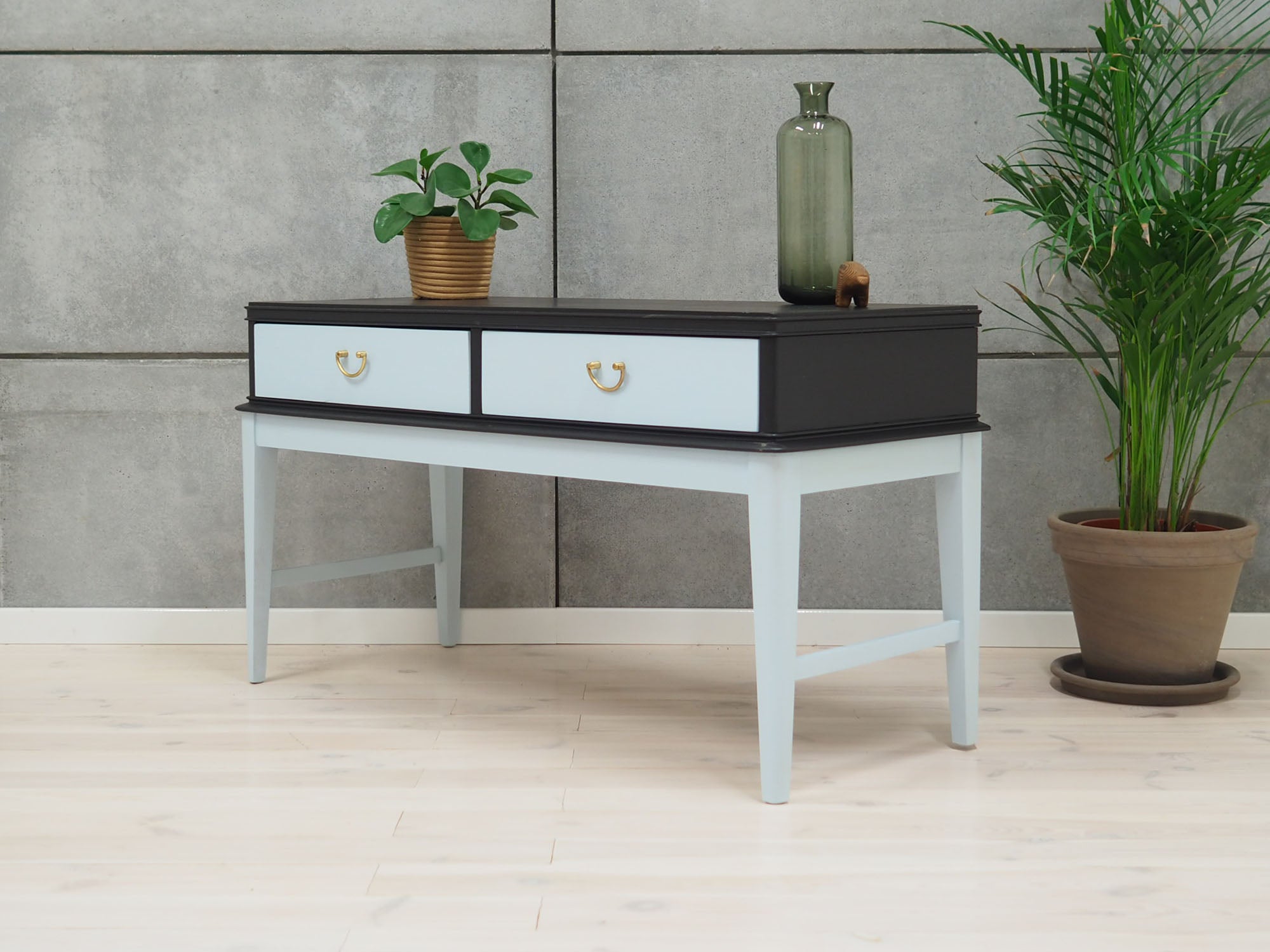 Walnut_chest_of_drawers,_French_design,_1970s,_production:_France