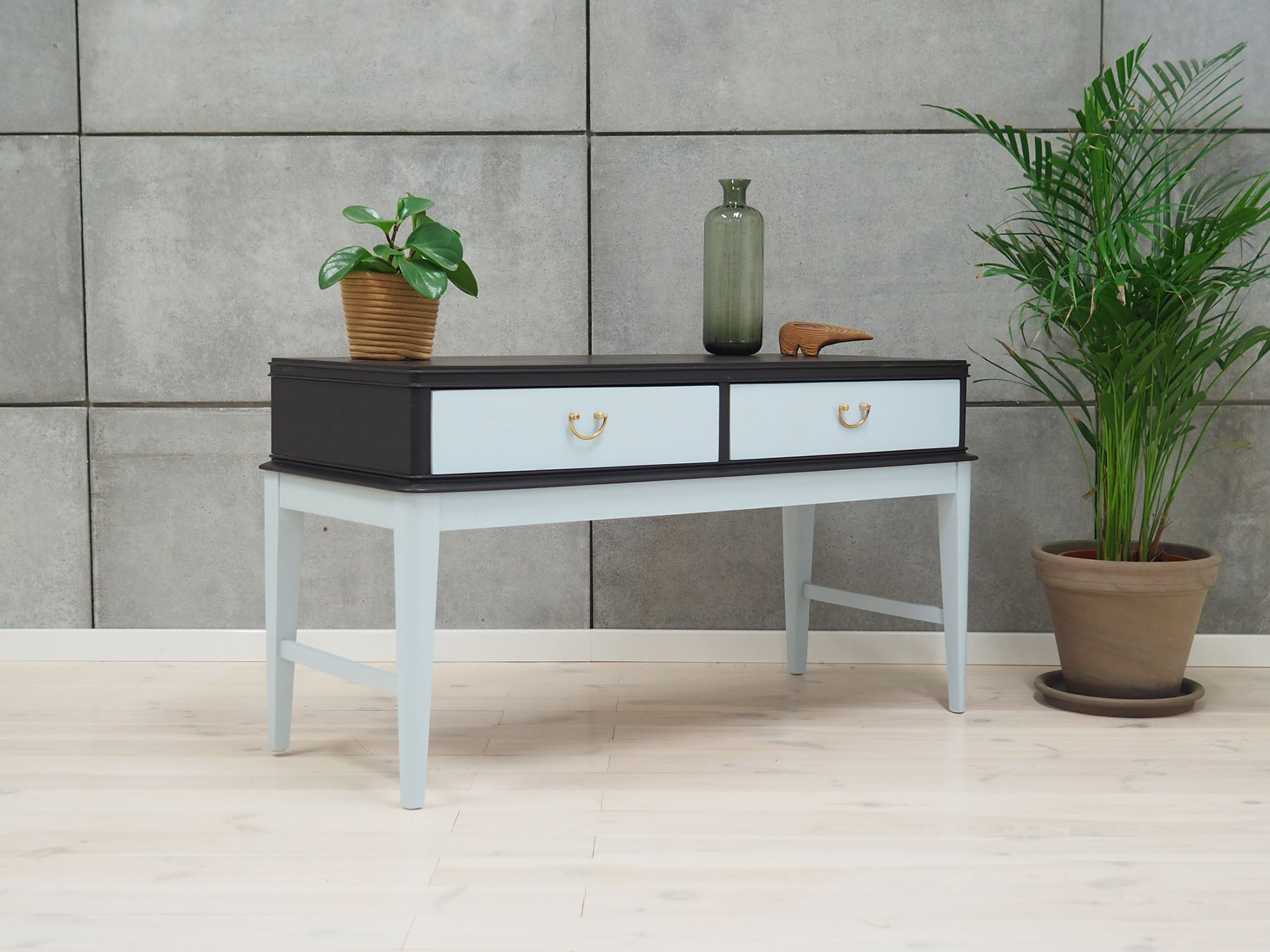 Walnut_chest_of_drawers,_French_design,_1970s,_production:_France