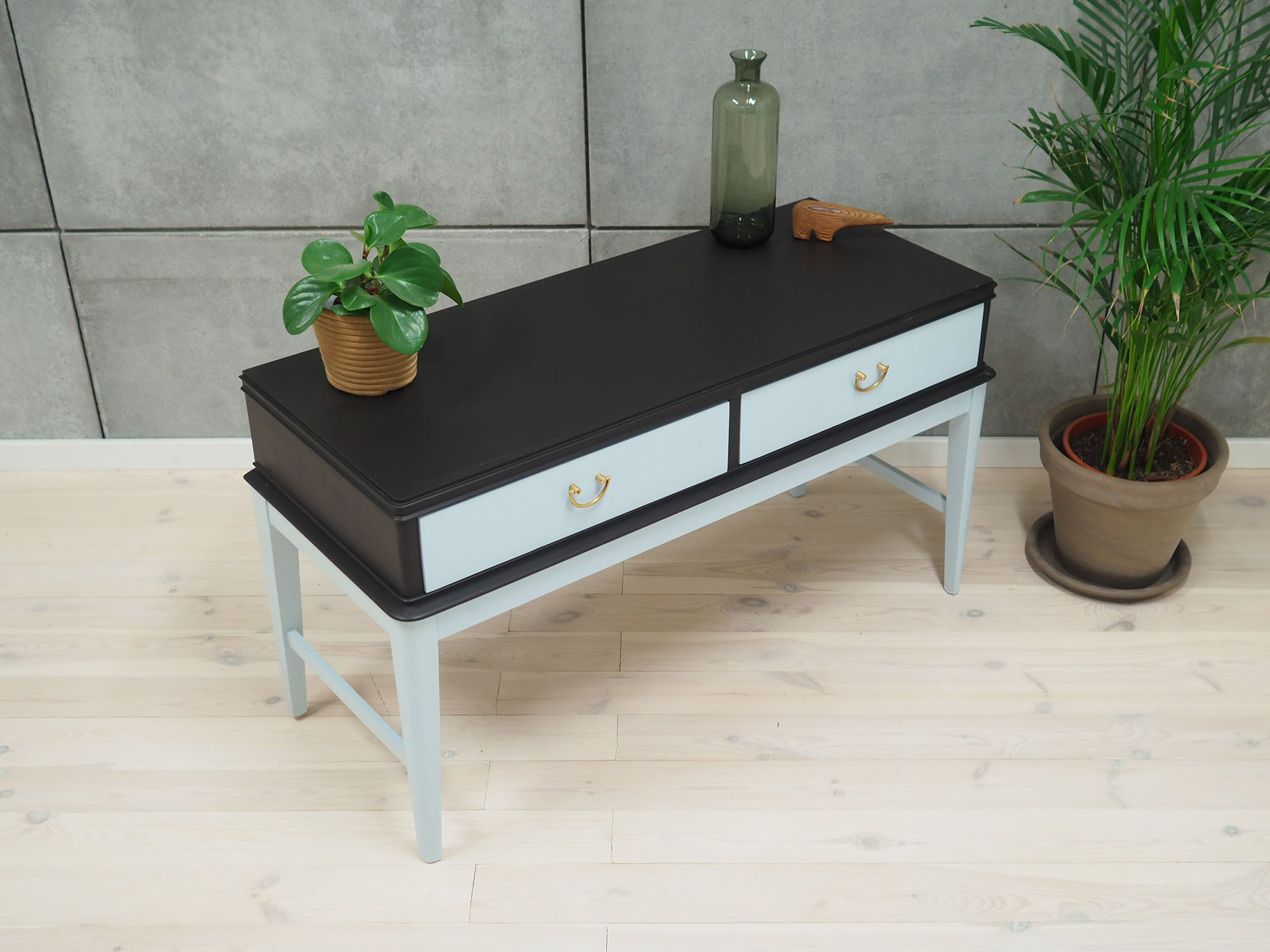 Walnut_chest_of_drawers,_French_design,_1970s,_production:_France