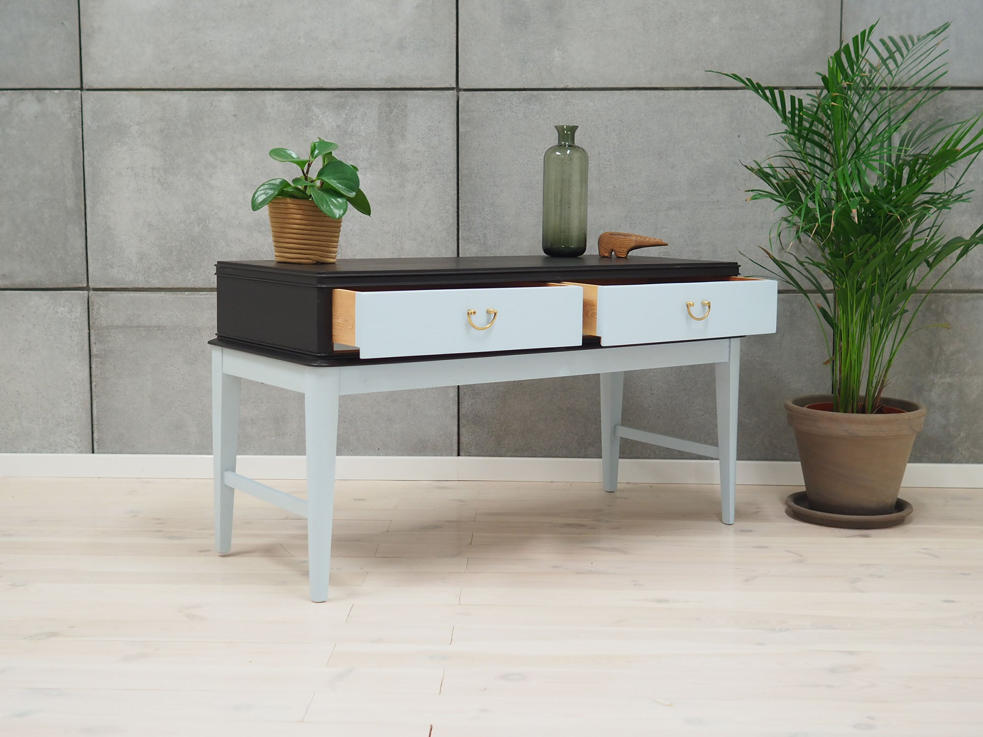 Walnut_chest_of_drawers,_French_design,_1970s,_production:_France