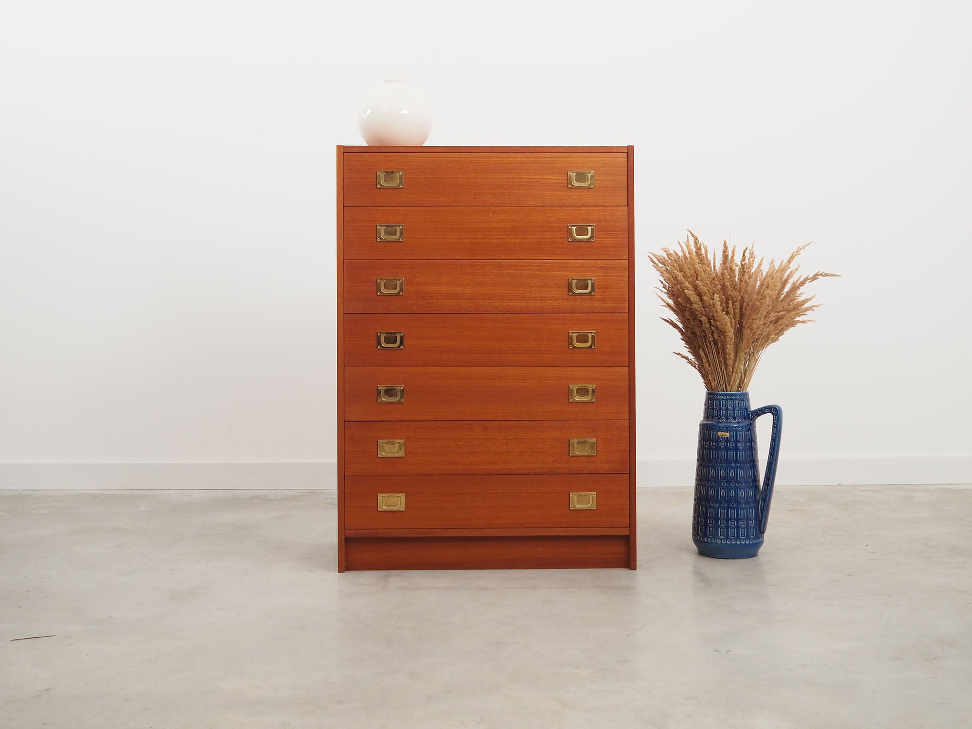 Teak_chest_of_drawers,_Danish_design,_1970s,_production:_Denmark
