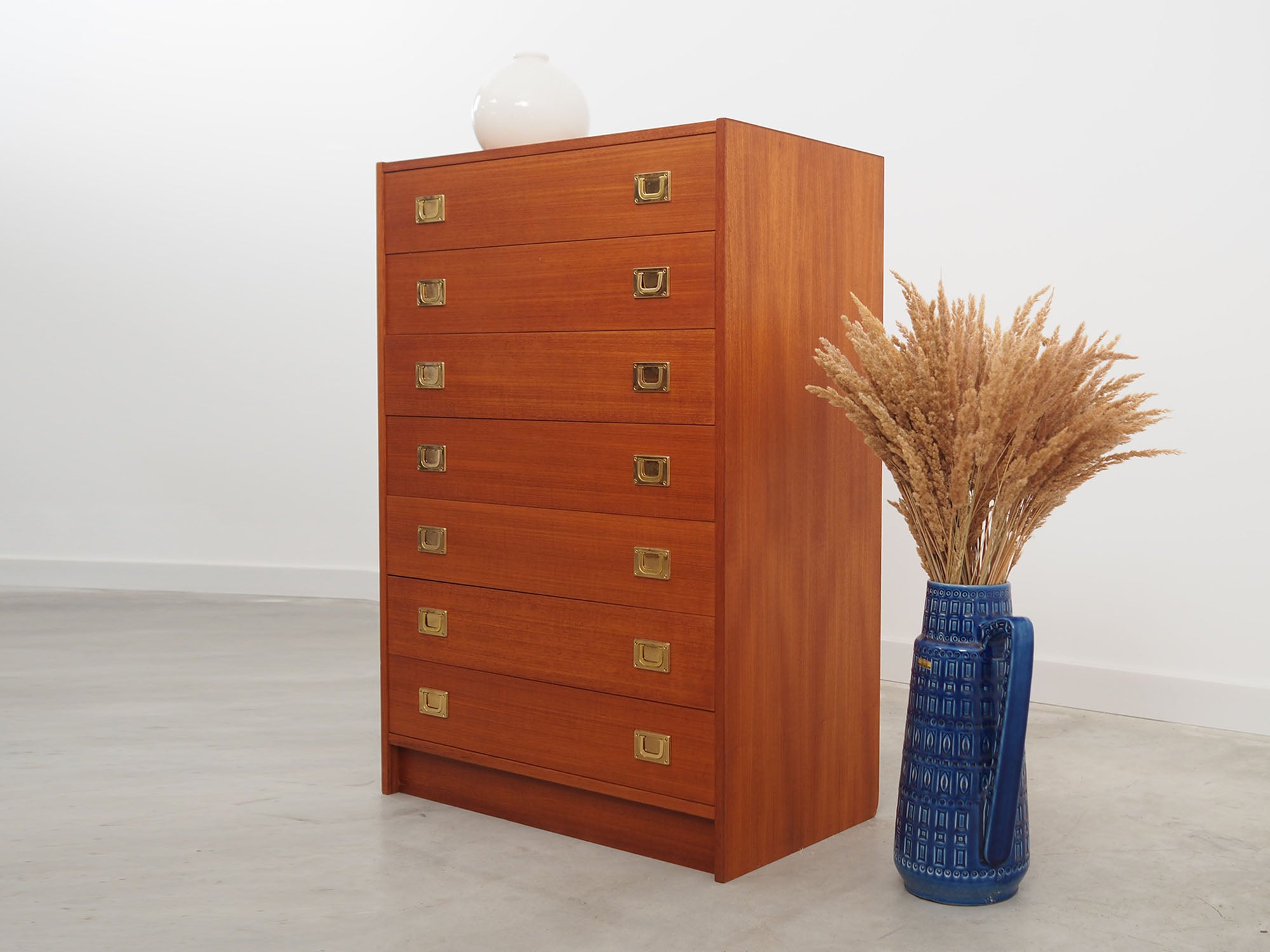 Teak_chest_of_drawers,_Danish_design,_1970s,_production:_Denmark