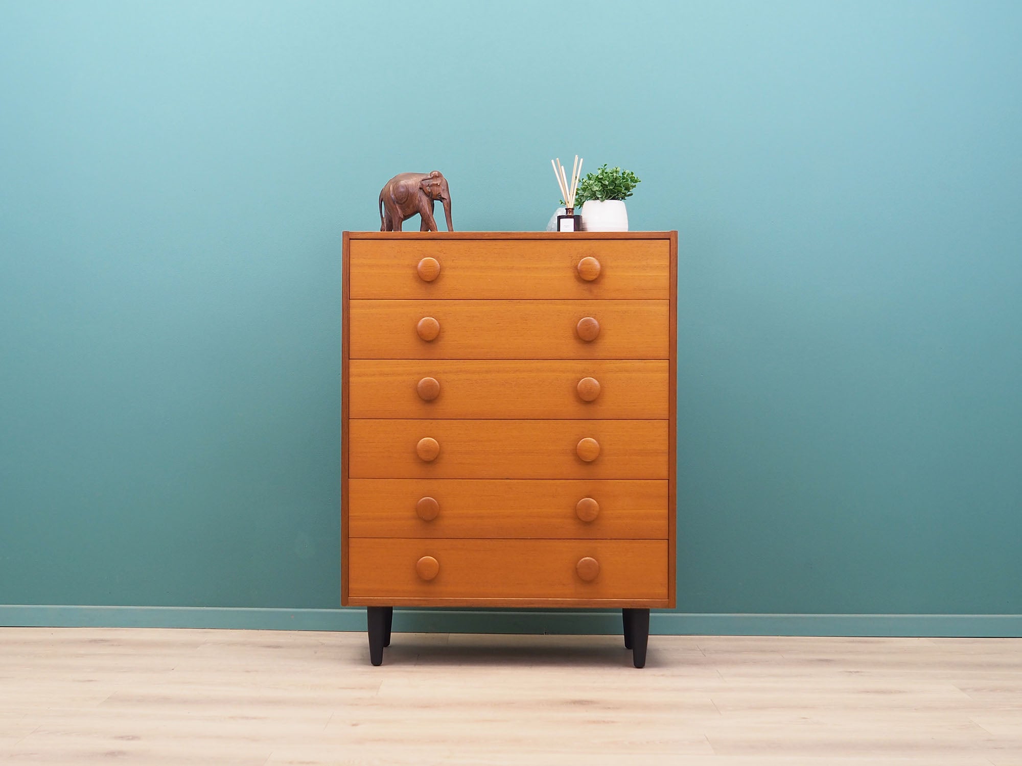 Teak_chest_of_drawers,_Danish_design,_1960s,_production:_Denmark