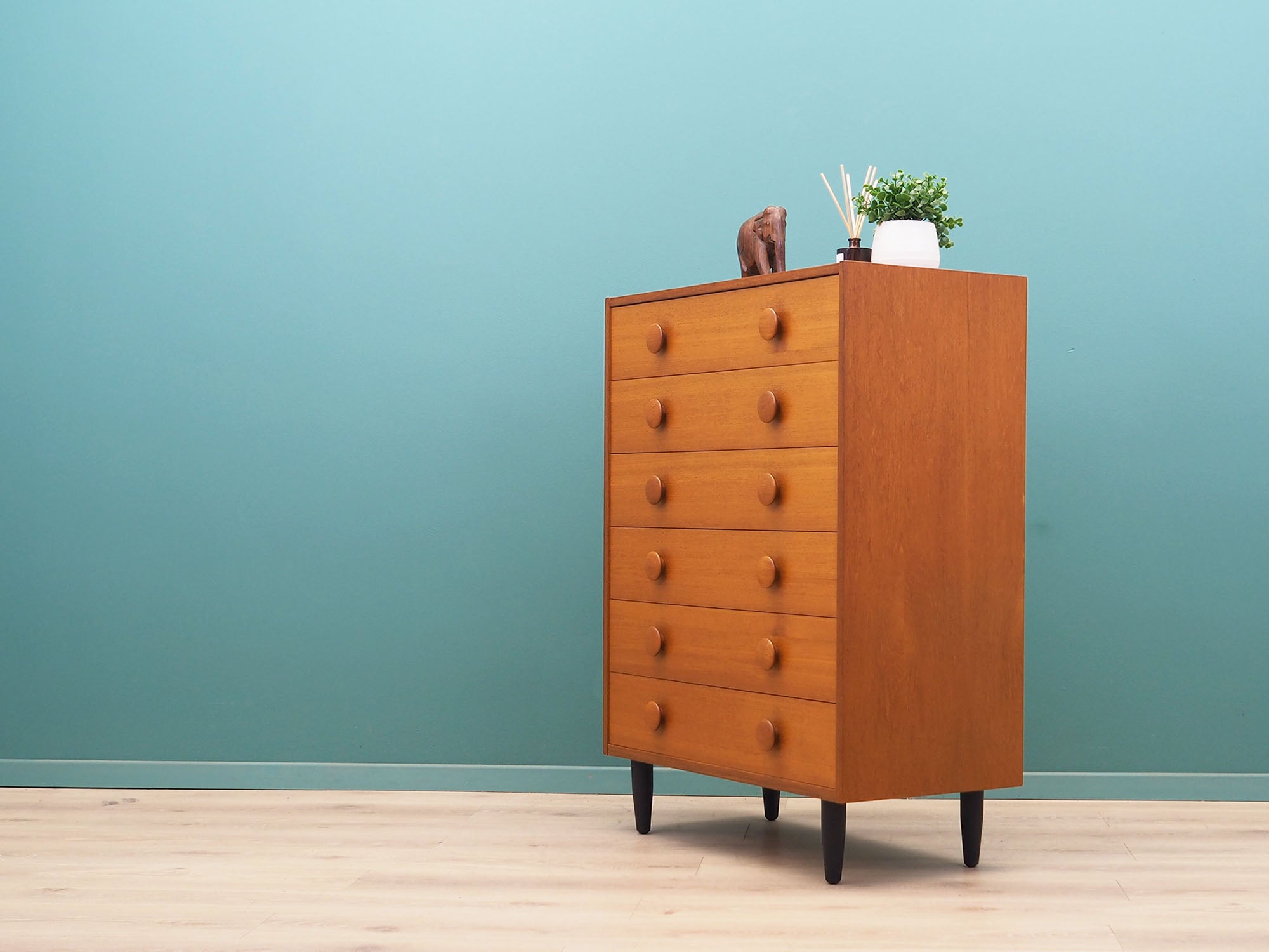 Teak_chest_of_drawers,_Danish_design,_1960s,_production:_Denmark