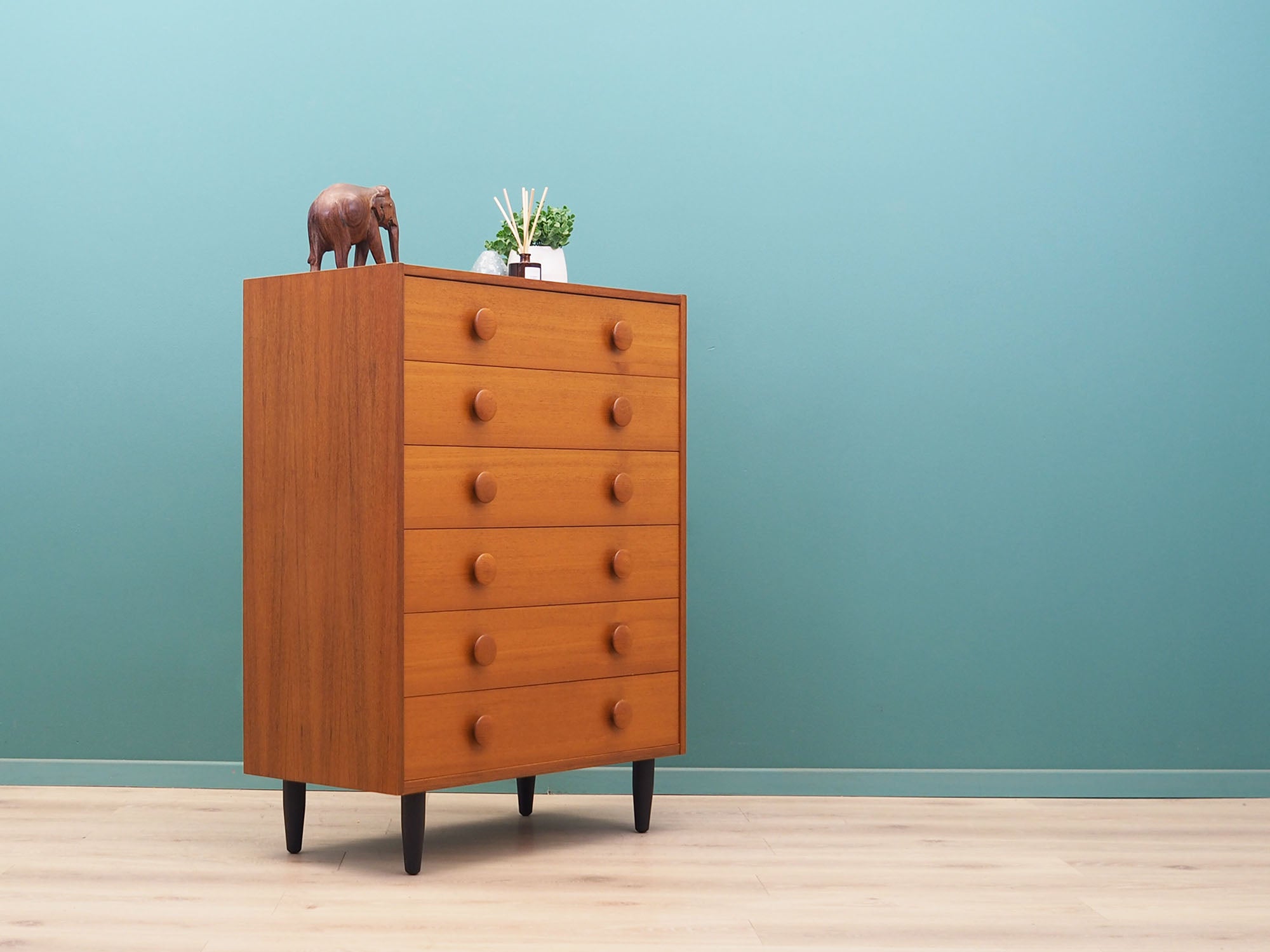 Teak_chest_of_drawers,_Danish_design,_1960s,_production:_Denmark