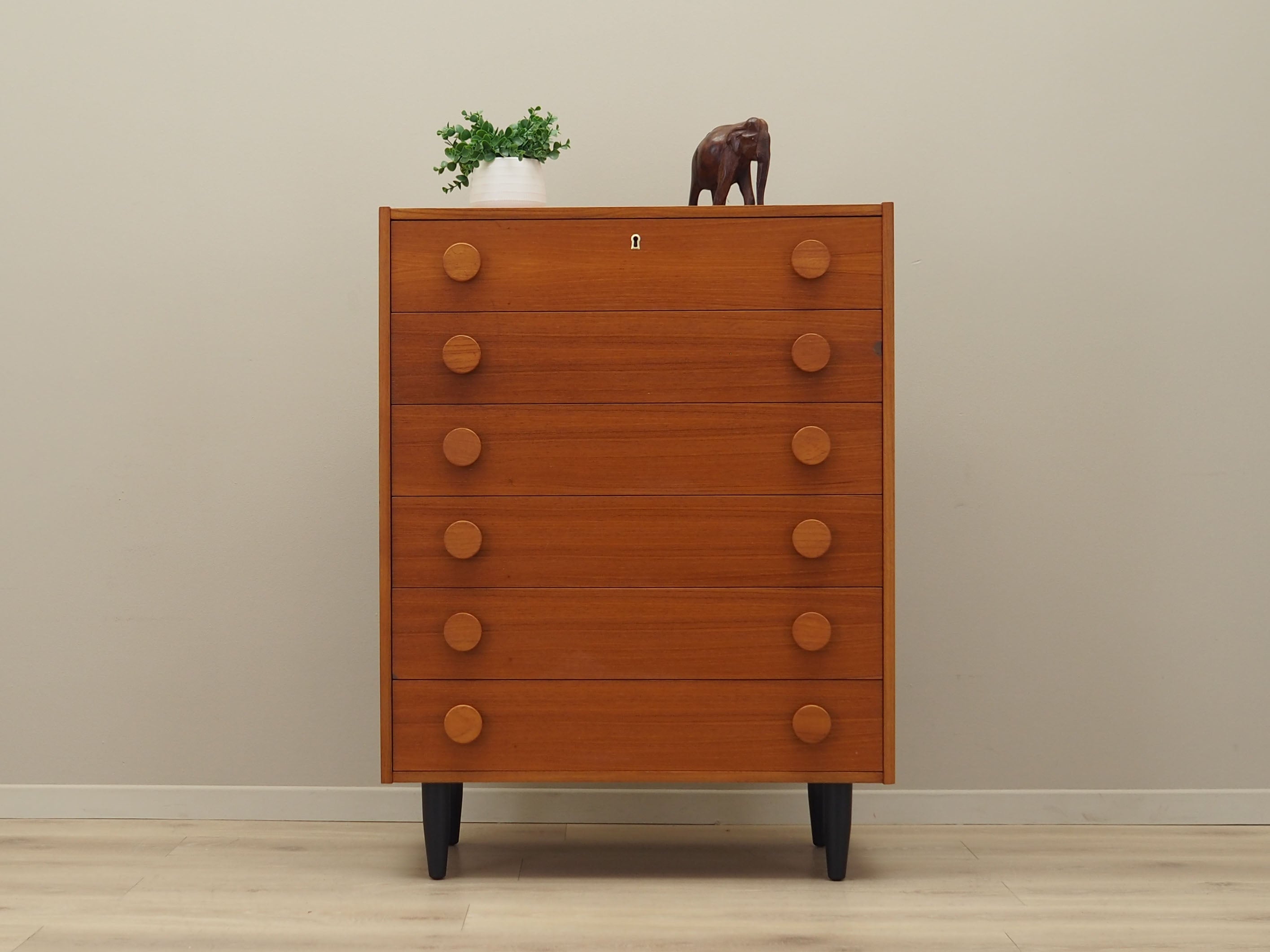 Teak_chest_of_drawers,_Danish_design,_1960s,_production:_Denmark