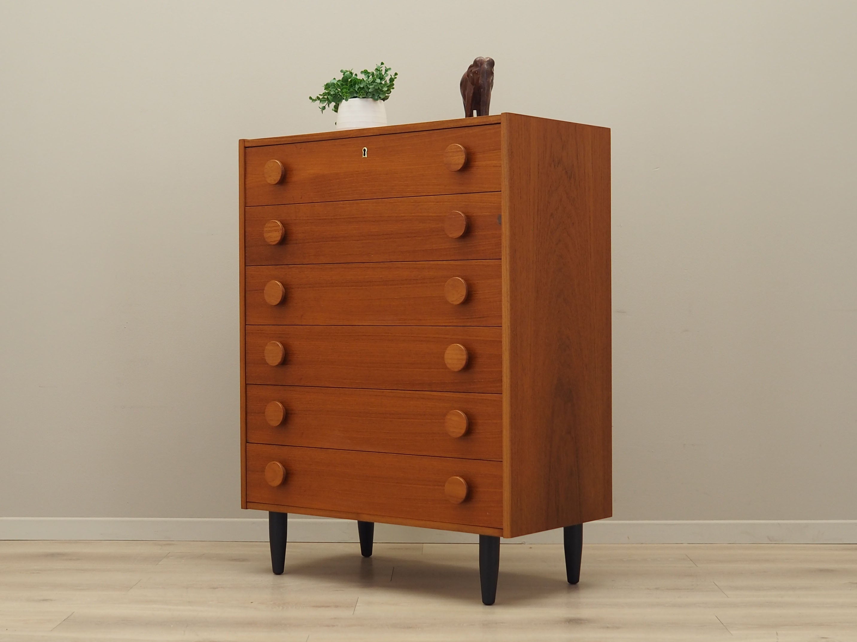 Teak_chest_of_drawers,_Danish_design,_1960s,_production:_Denmark