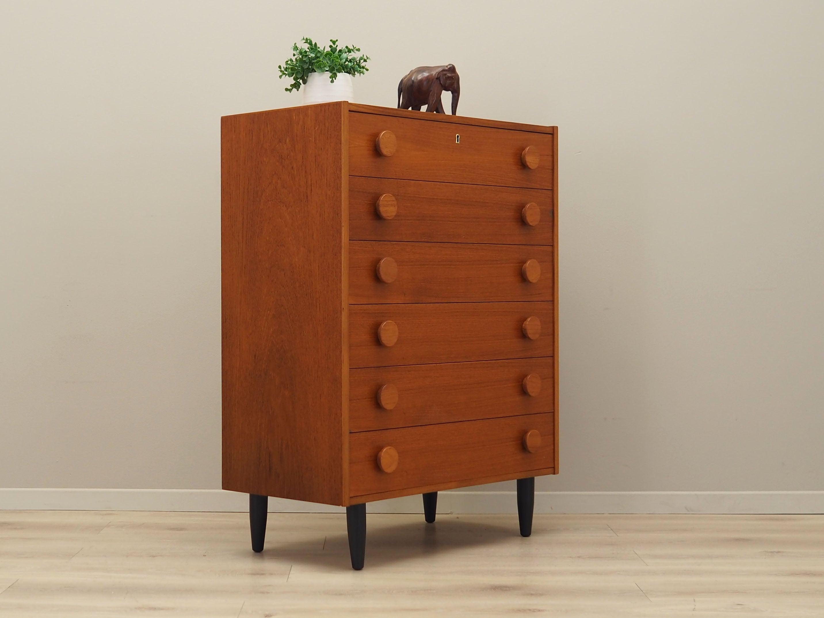 Teak_chest_of_drawers,_Danish_design,_1960s,_production:_Denmark