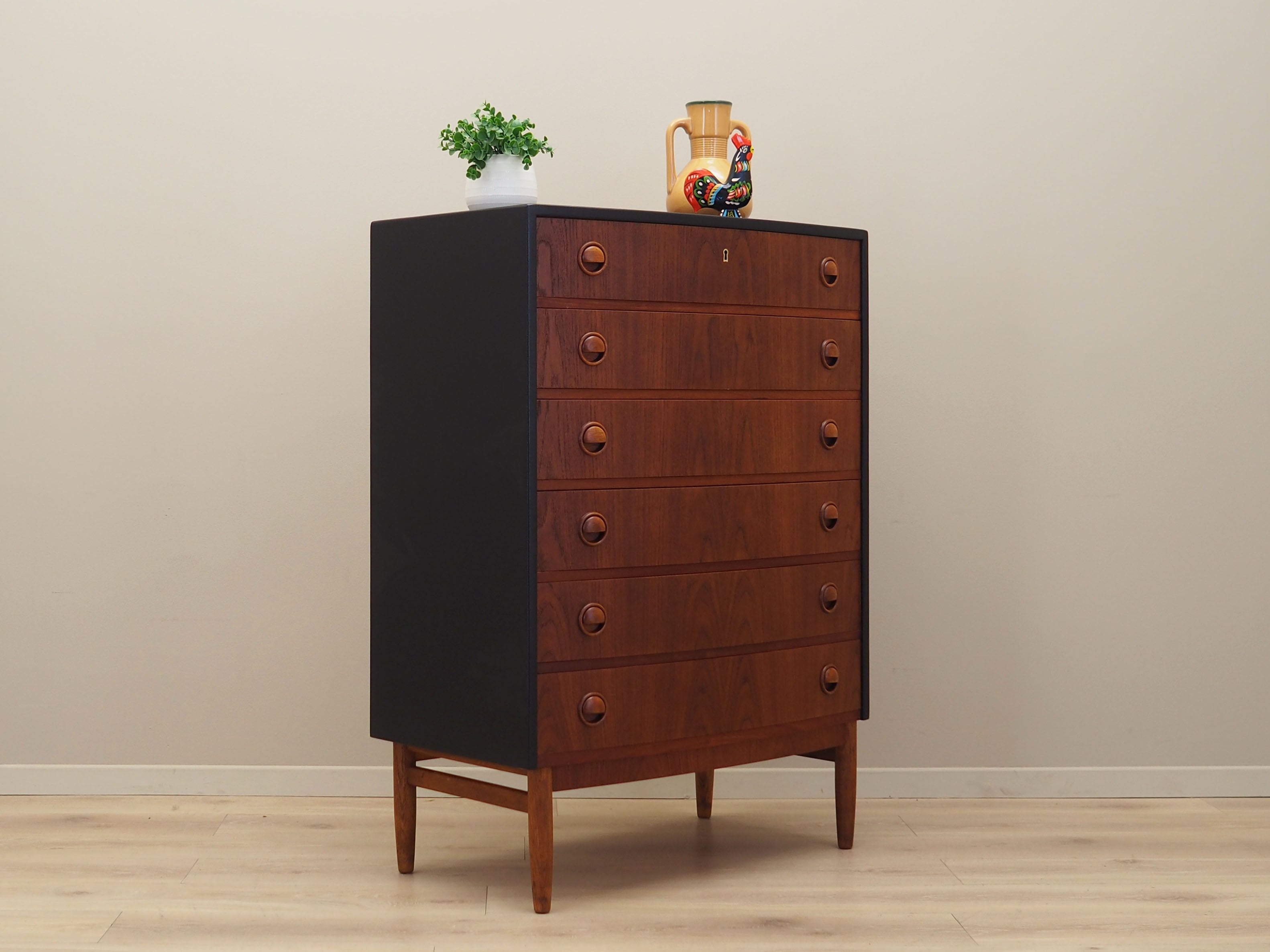 Teak_chest_of_drawers,_Danish_design,_1960s,_designer:_Kai_Kristiansen,_manufacturer:_Feldballes_Møbelfabrik