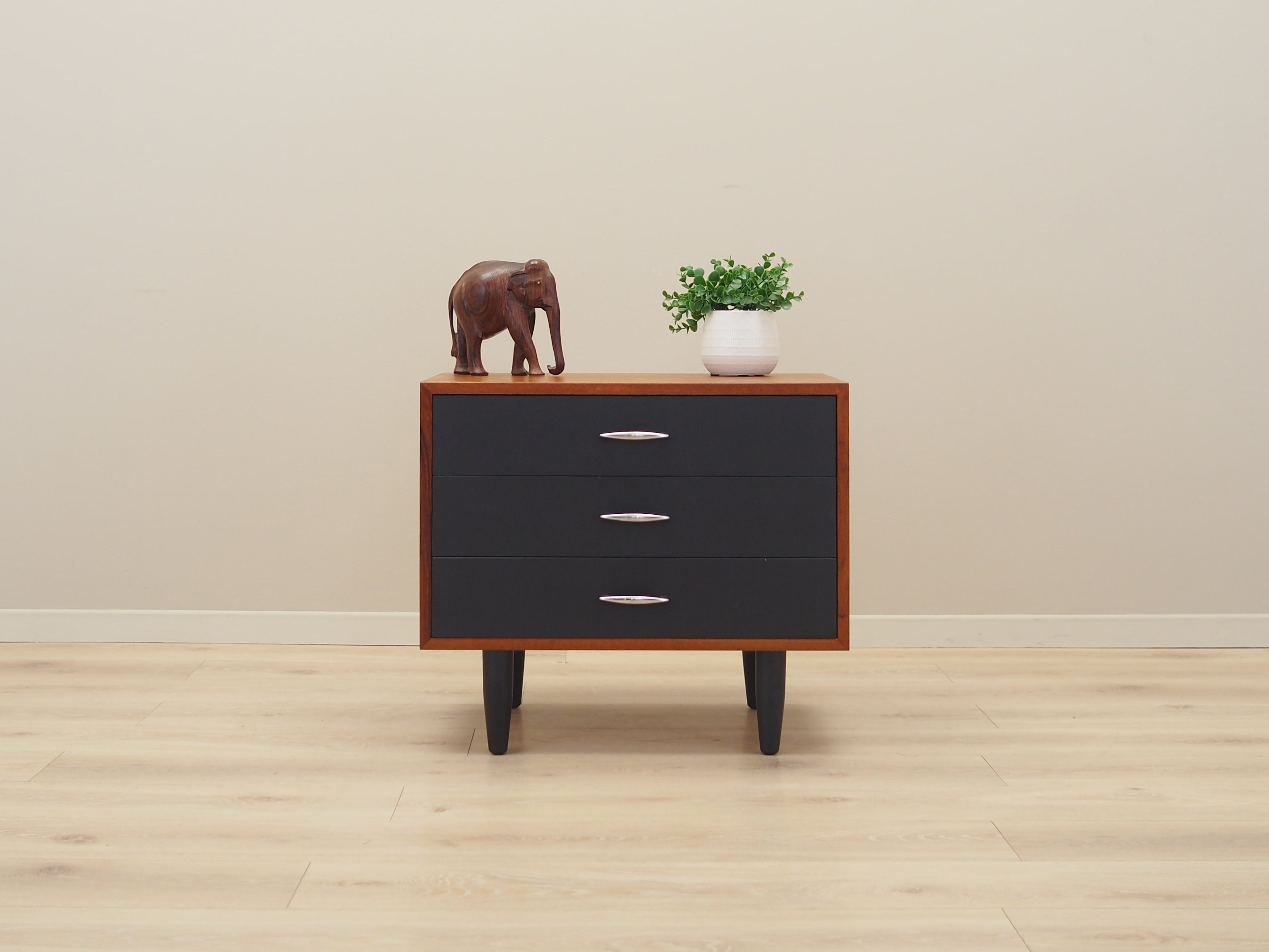 Teak_chest_of_drawers,_Danish_design,_1970s,_production:_Denmark