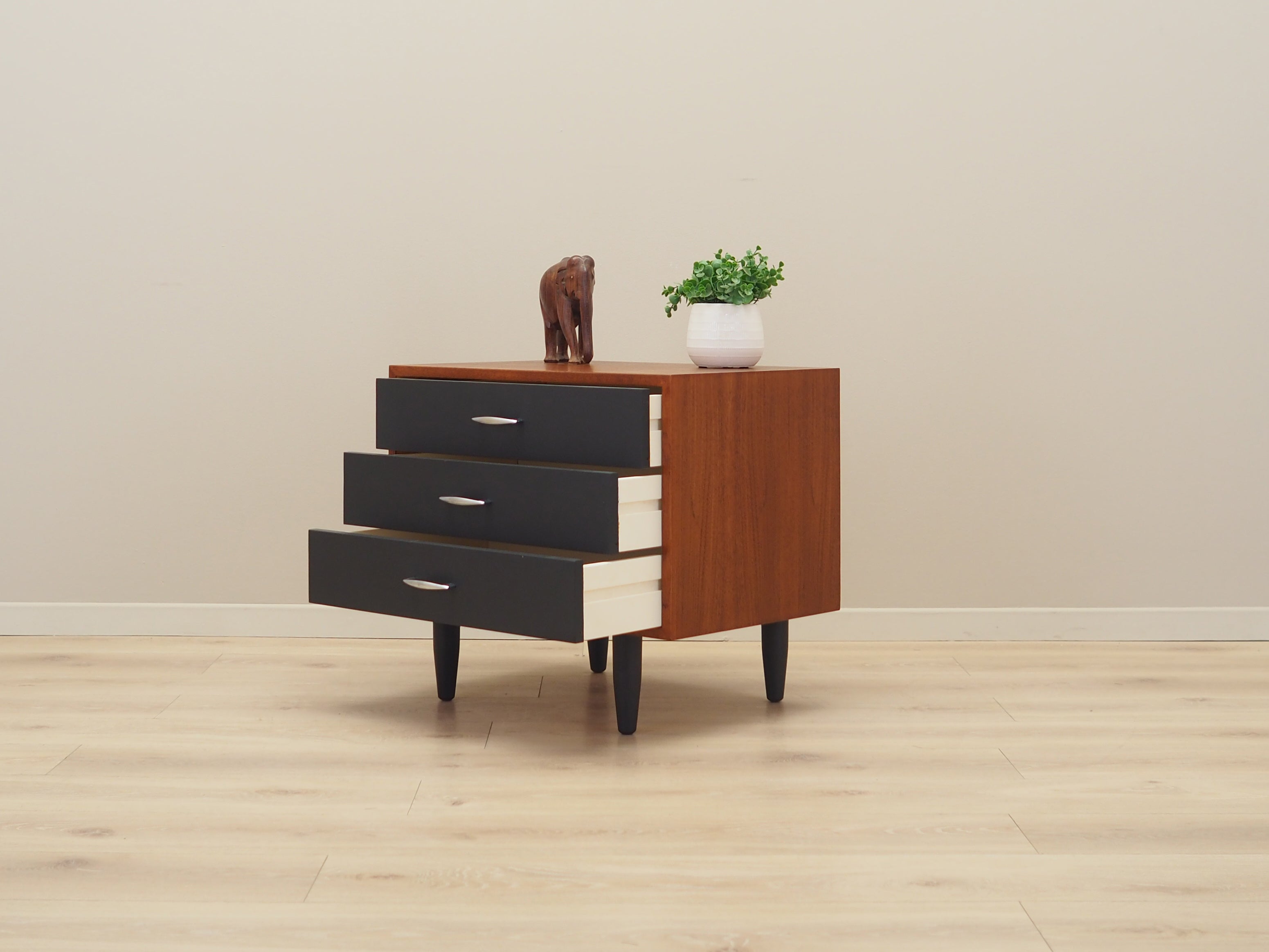 Teak_chest_of_drawers,_Danish_design,_1970s,_production:_Denmark