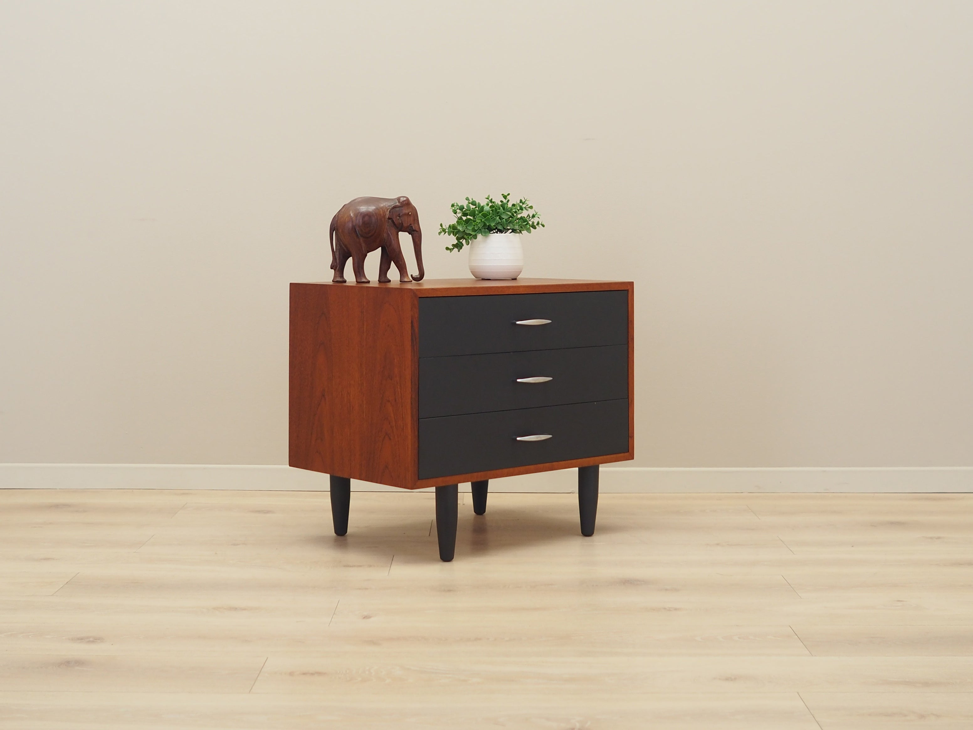 Teak_chest_of_drawers,_Danish_design,_1970s,_production:_Denmark