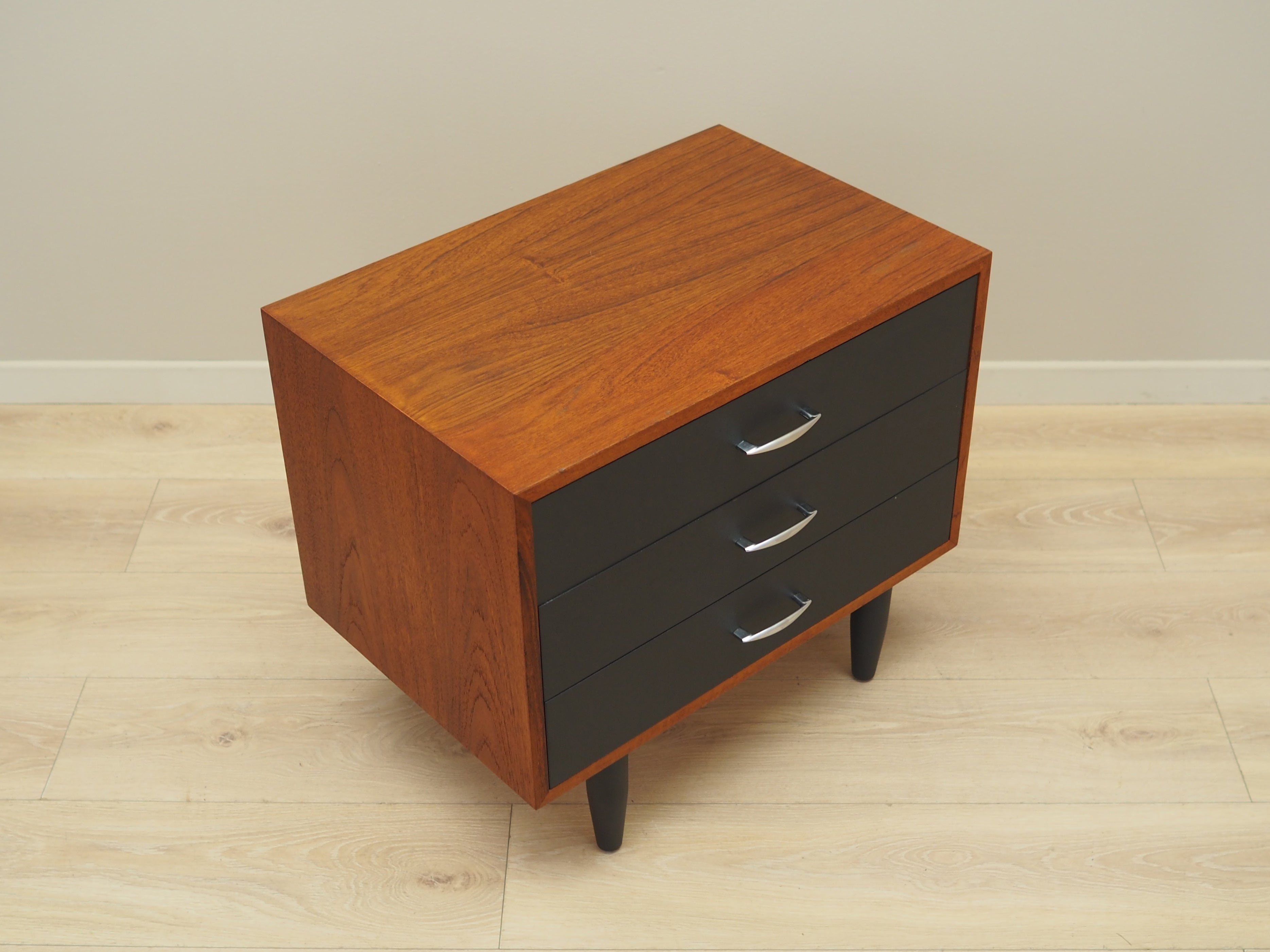 Teak_chest_of_drawers,_Danish_design,_1970s,_production:_Denmark