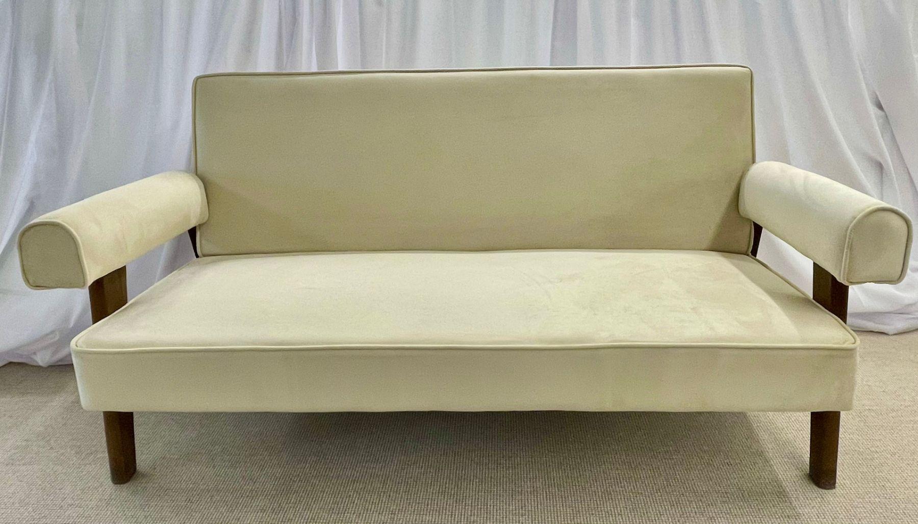 Bridge_Sofa_Model_PJ-SI-42-B_by_Pierre_Jeanneret,_1960s,_Chandigarh_India
