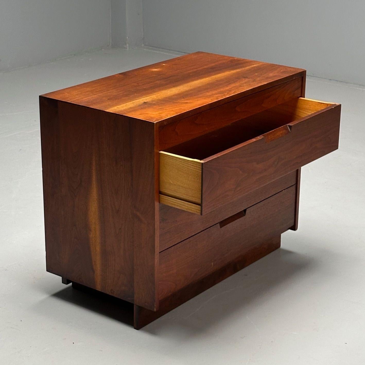 Nightstand_in_Sap_Walnut_by_George_Nakashima,_1957,_USA