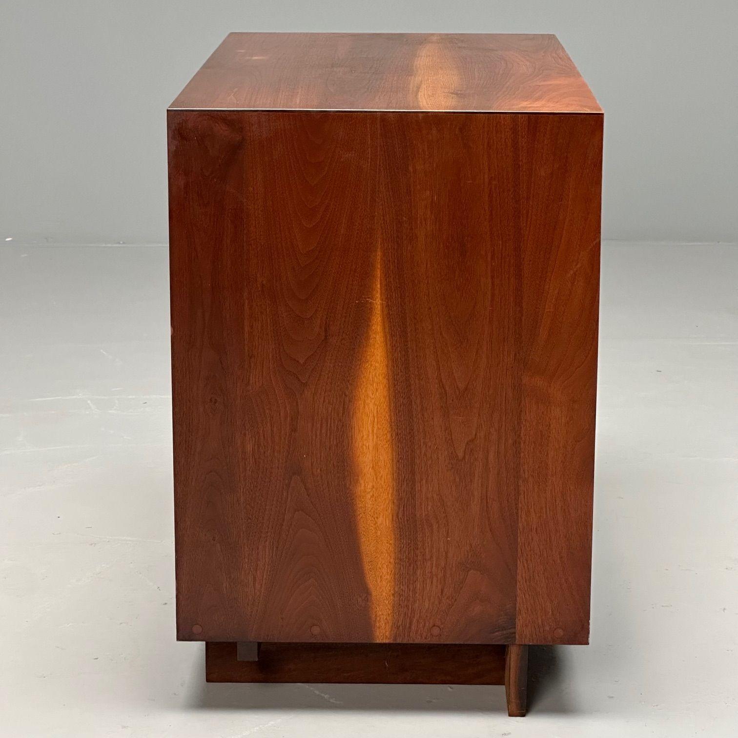 Nightstand_in_Sap_Walnut_by_George_Nakashima,_1957,_USA