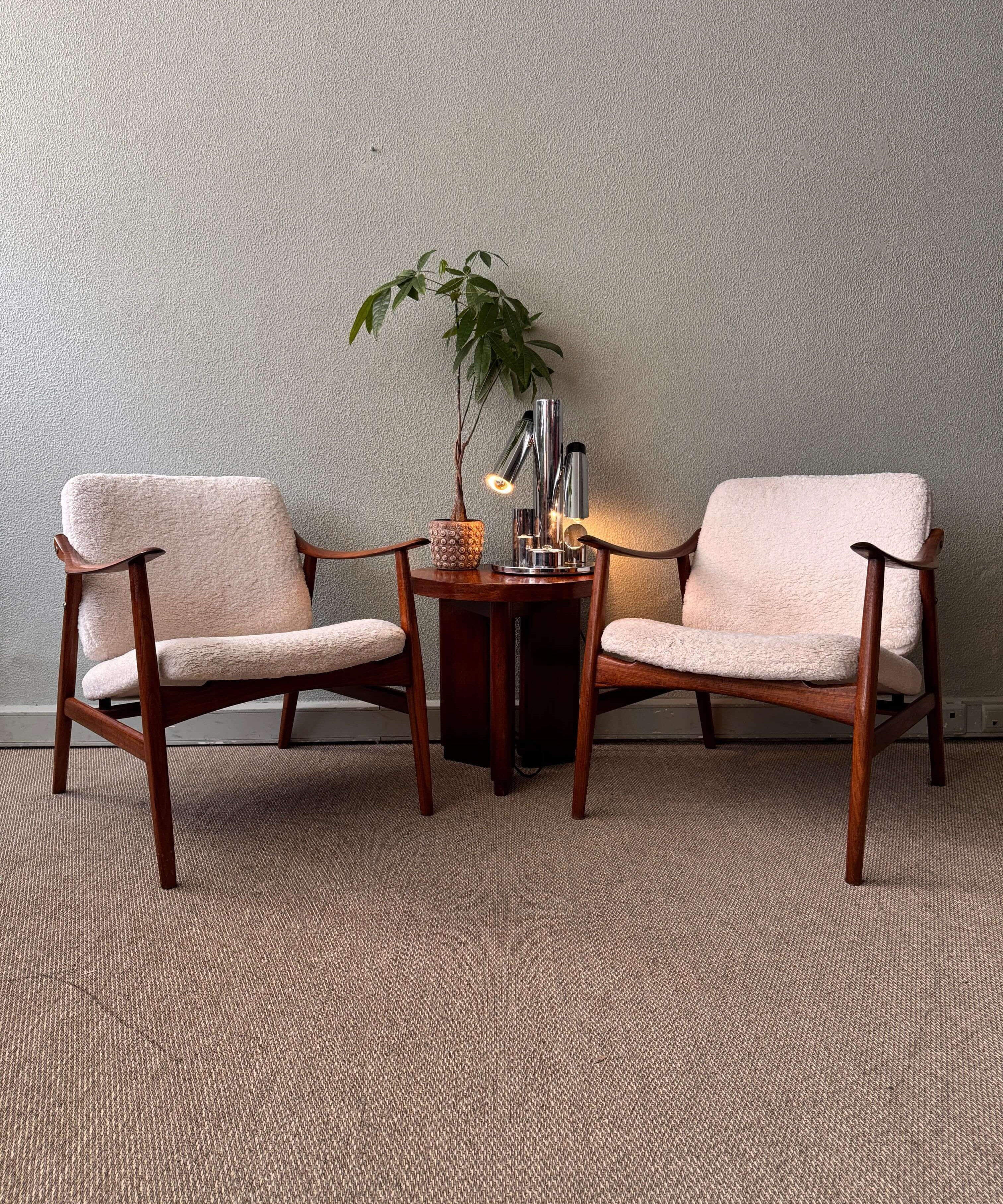 Set_of_2_Altamira_Armchairs_by_José_Cruz_de_Carvalho,_Mid_Century_Modern,_1960s,_Portugal