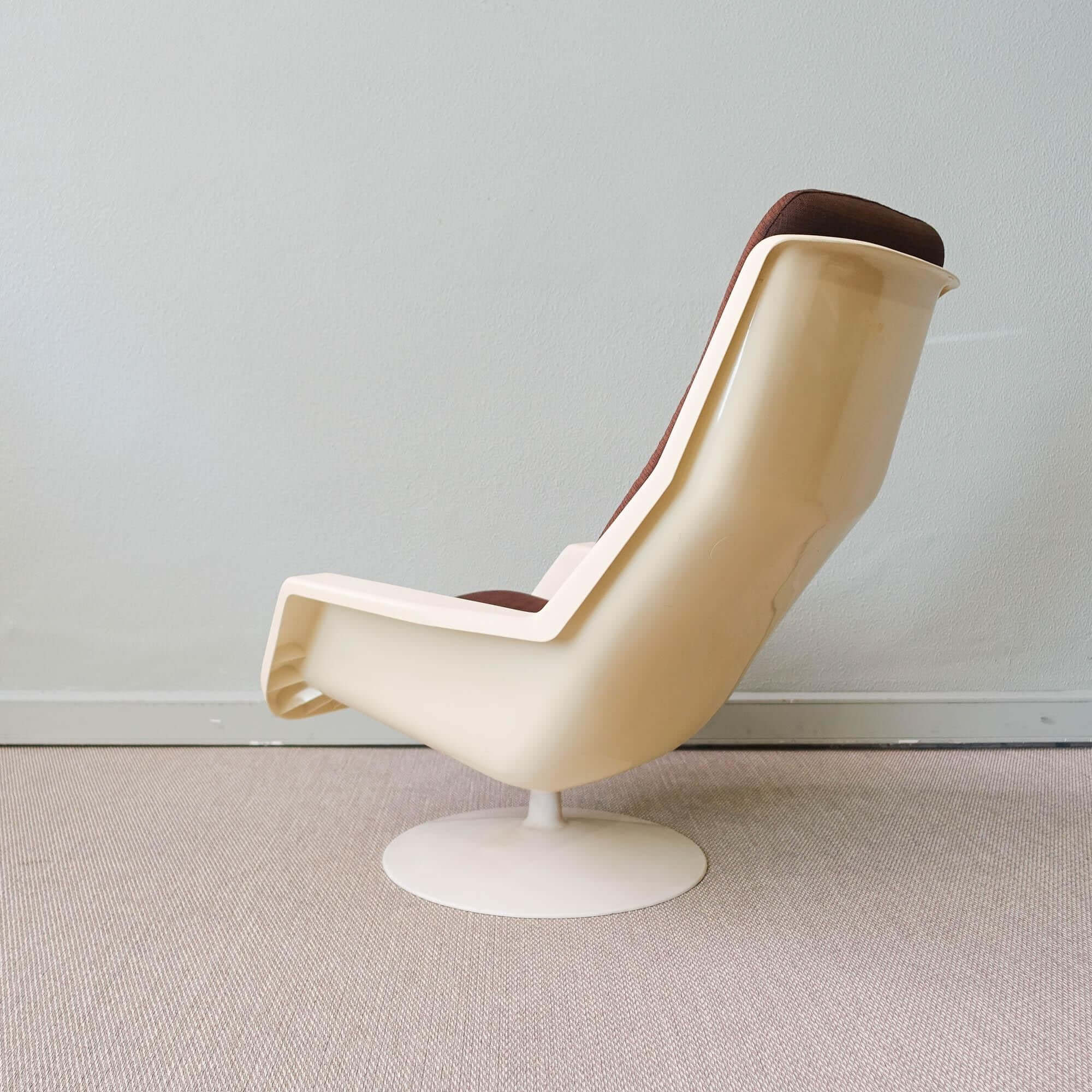 Set_of_Swivel_Lounge_Chair_and_Side_Table_by_Robin_Day_for_Hille,_1970s,_United_Kingdom
