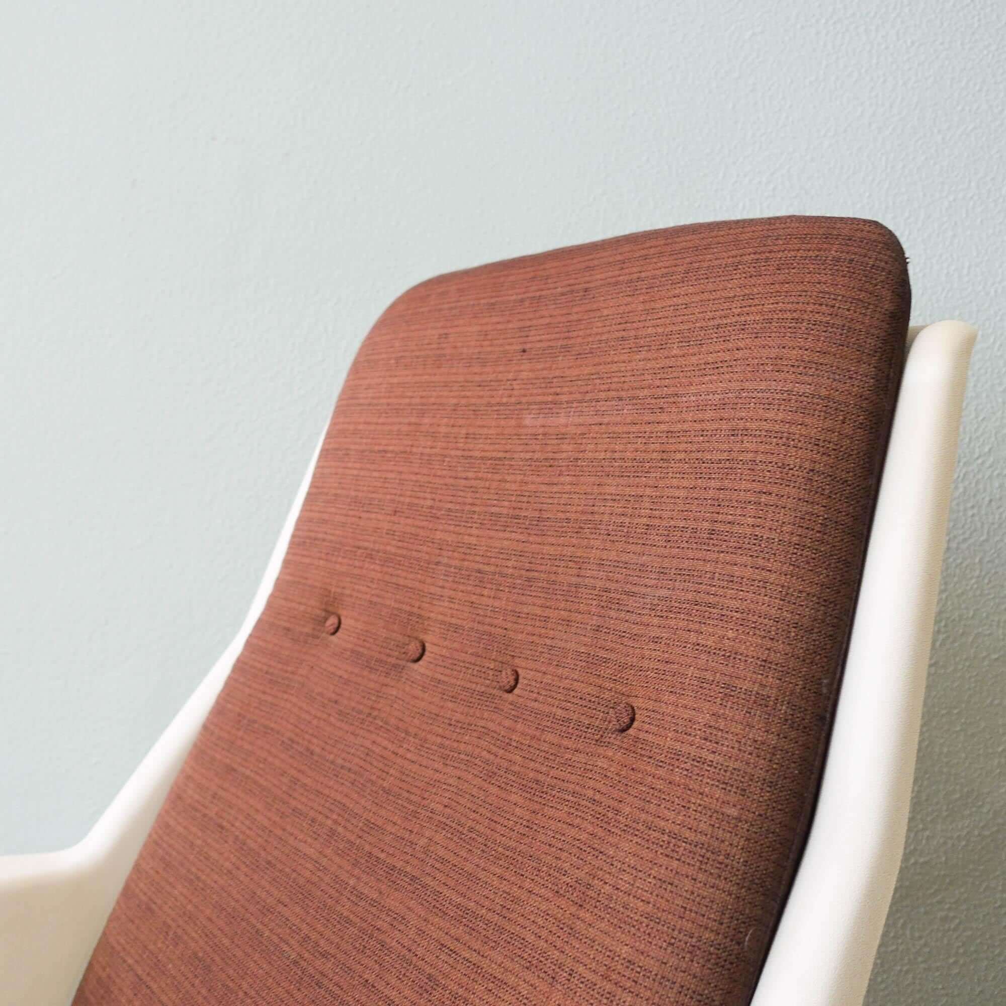 Set_of_Swivel_Lounge_Chair_and_Side_Table_by_Robin_Day_for_Hille,_1970s,_United_Kingdom
