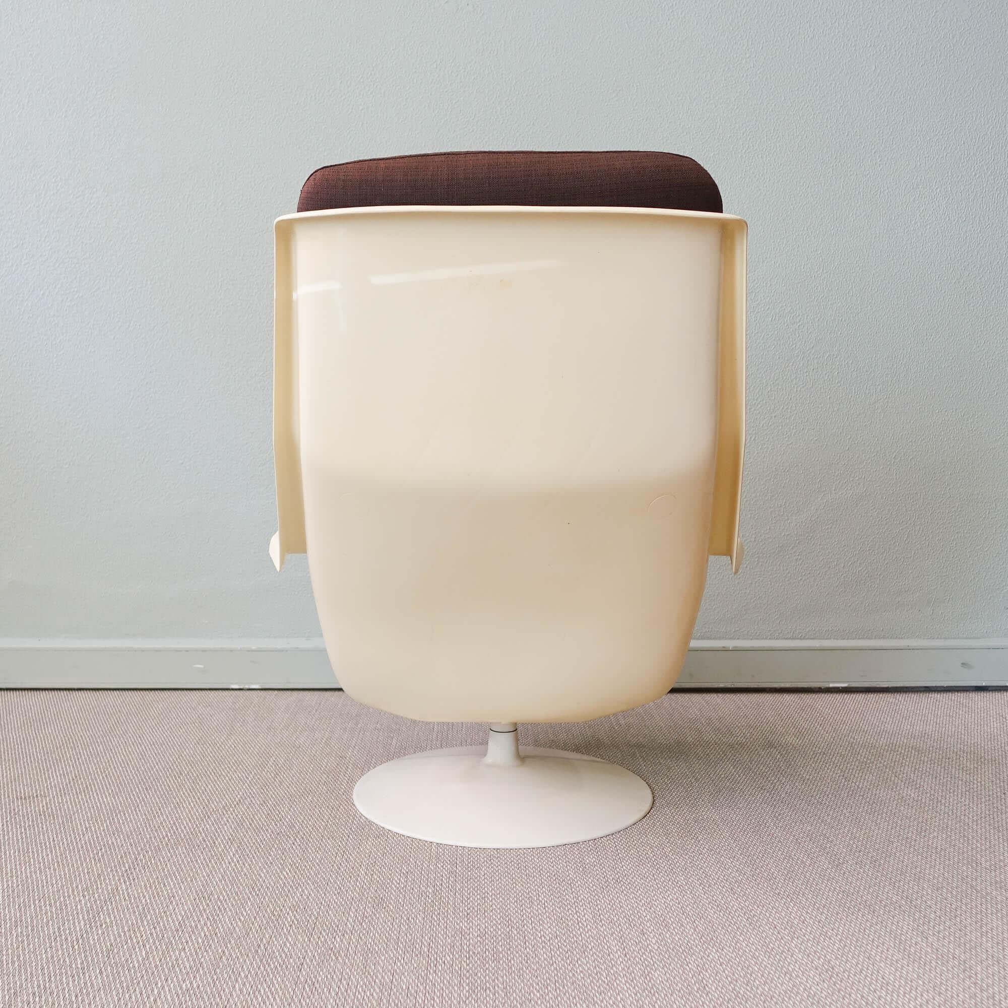 Set_of_Swivel_Lounge_Chair_and_Side_Table_by_Robin_Day_for_Hille,_1970s,_United_Kingdom