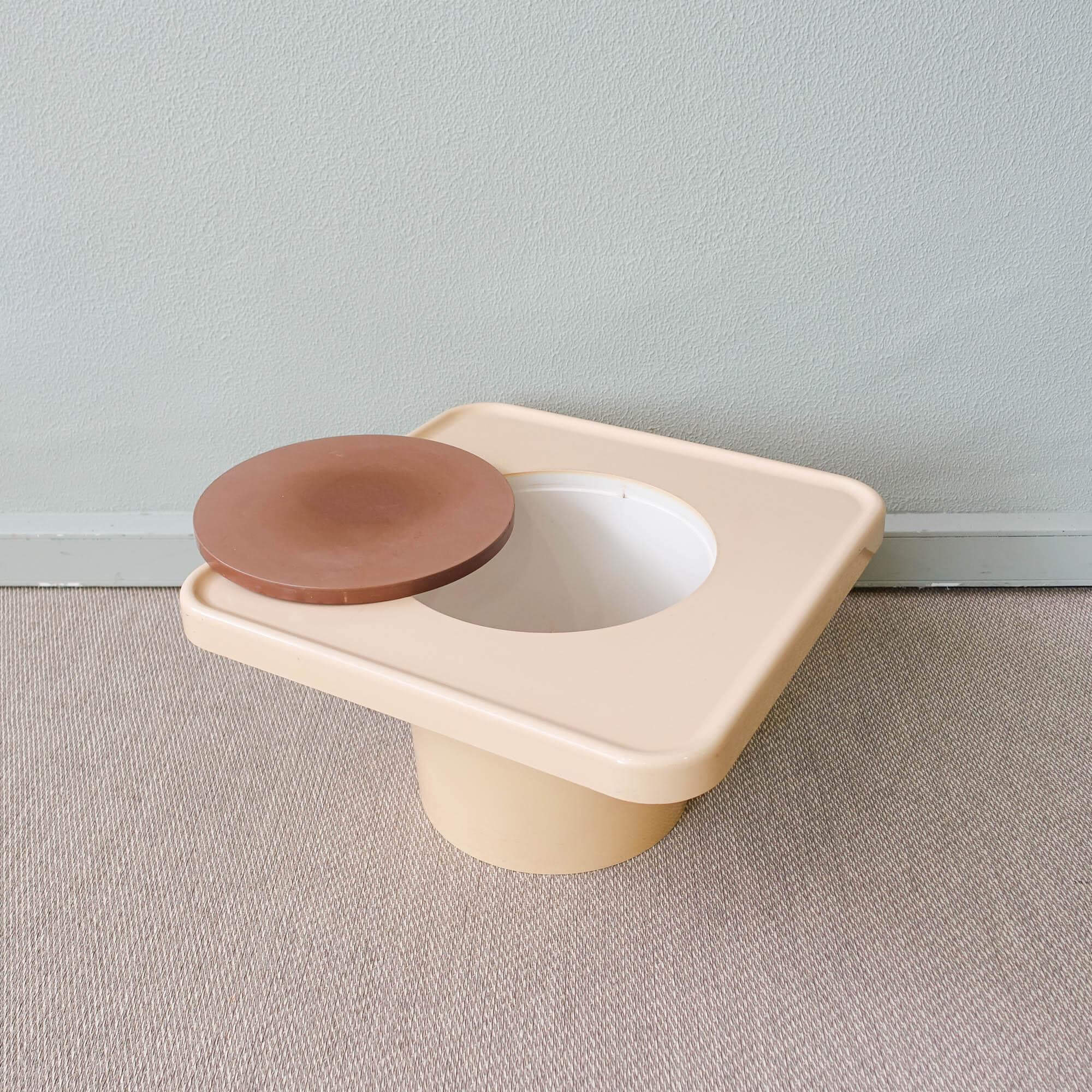 Set_of_Swivel_Lounge_Chair_and_Side_Table_by_Robin_Day_for_Hille,_1970s,_United_Kingdom