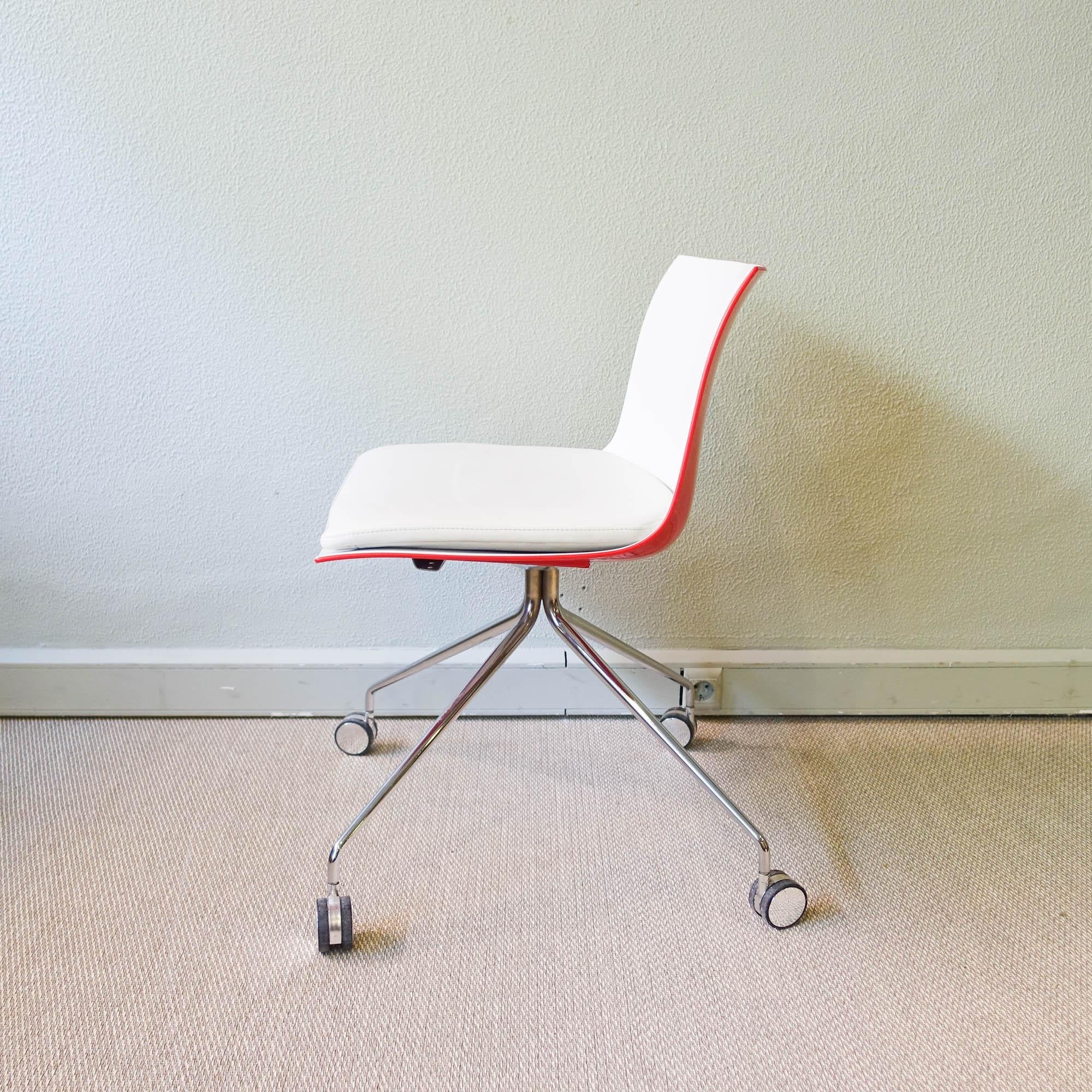 Catifa_Desk_Chair_by_Lievore_Altherr_Molina_for_Arper,_2004,_Italy
