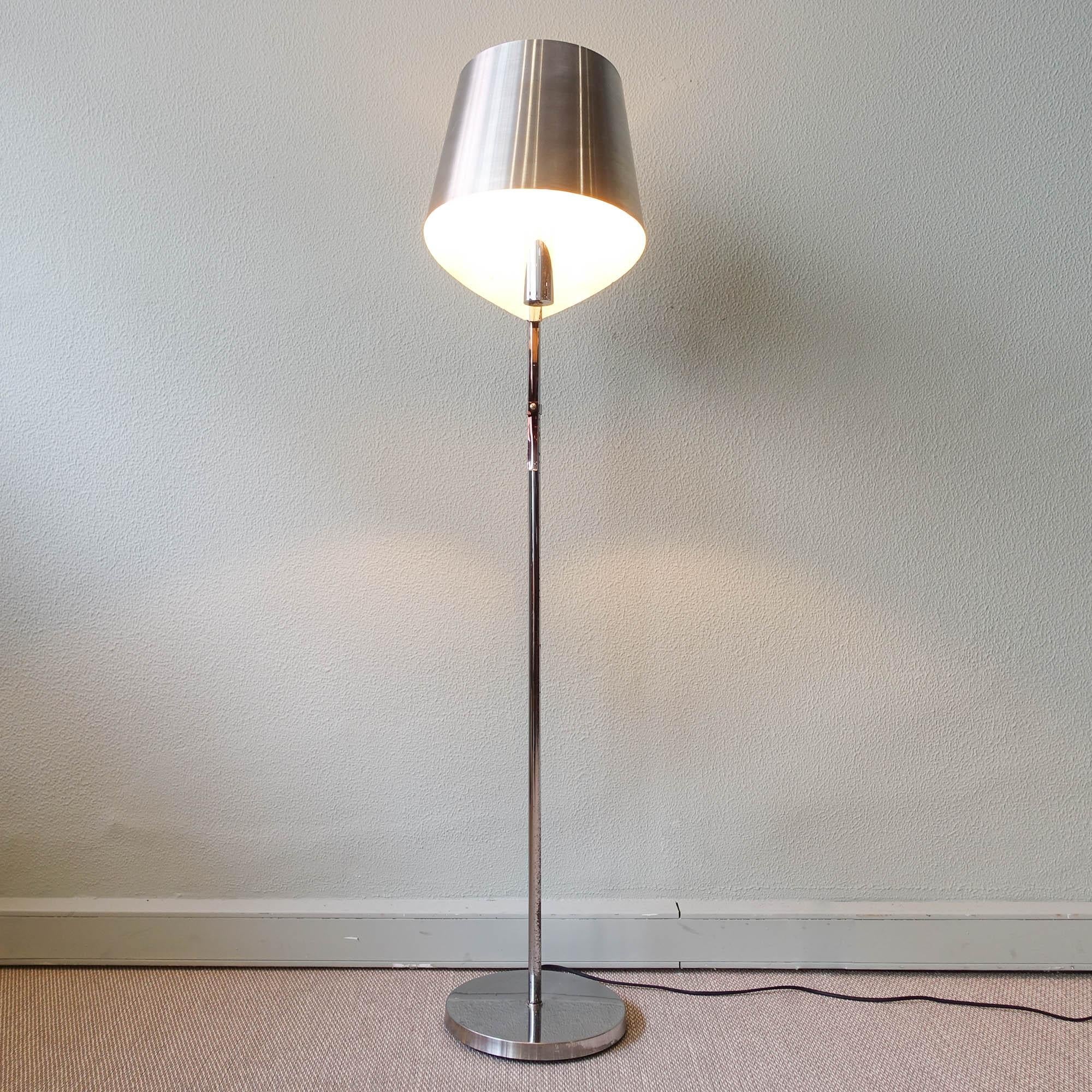 Ruban_Floor_Lamp_by_Jacques_Charles_for_Maison_Charles,_Mid_Century_Modern,_1960s,_France