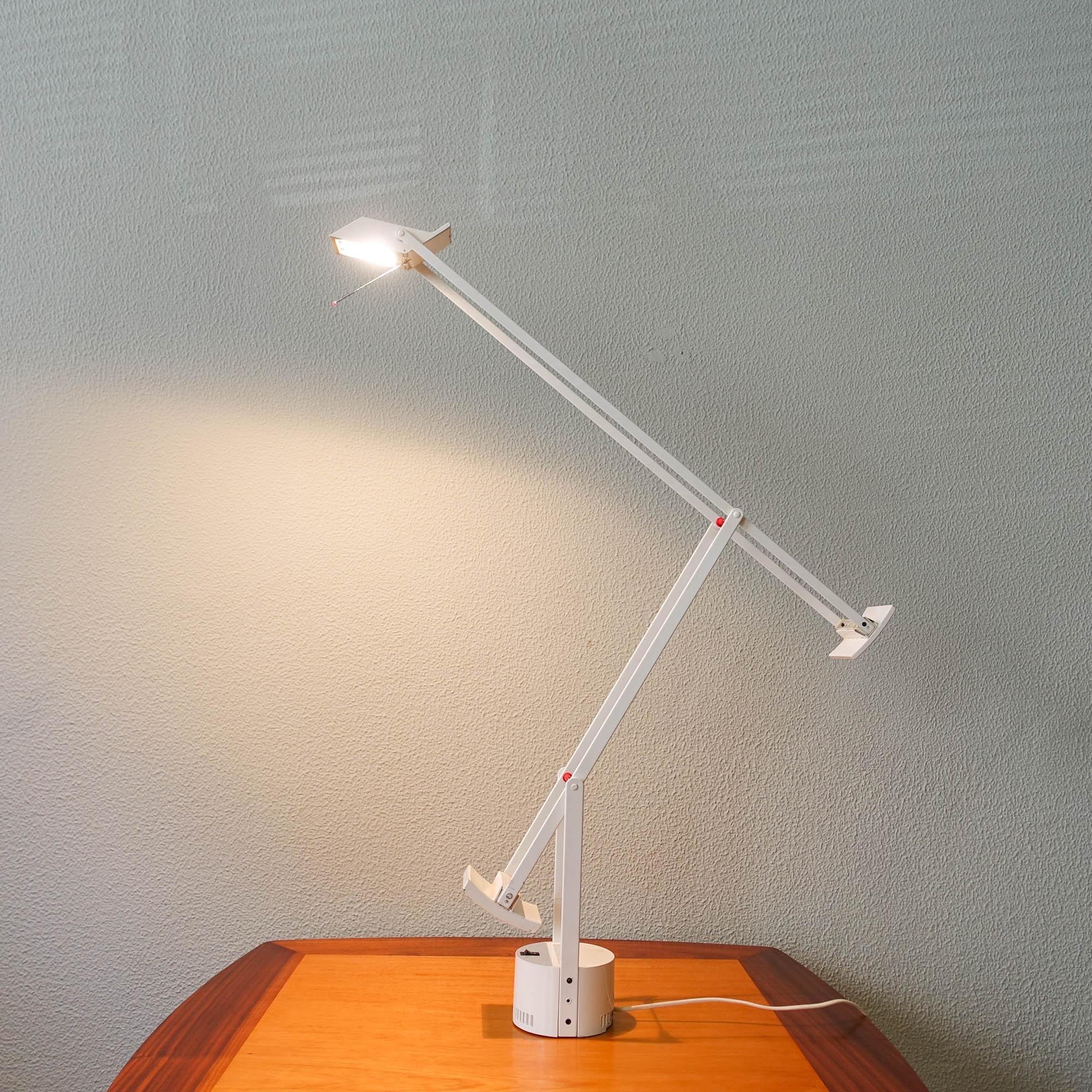 Tizio_Table_Lamp_by_Richard_Sapper_for_Artemide,_Mid_Century_Modern,_1972,_Italy