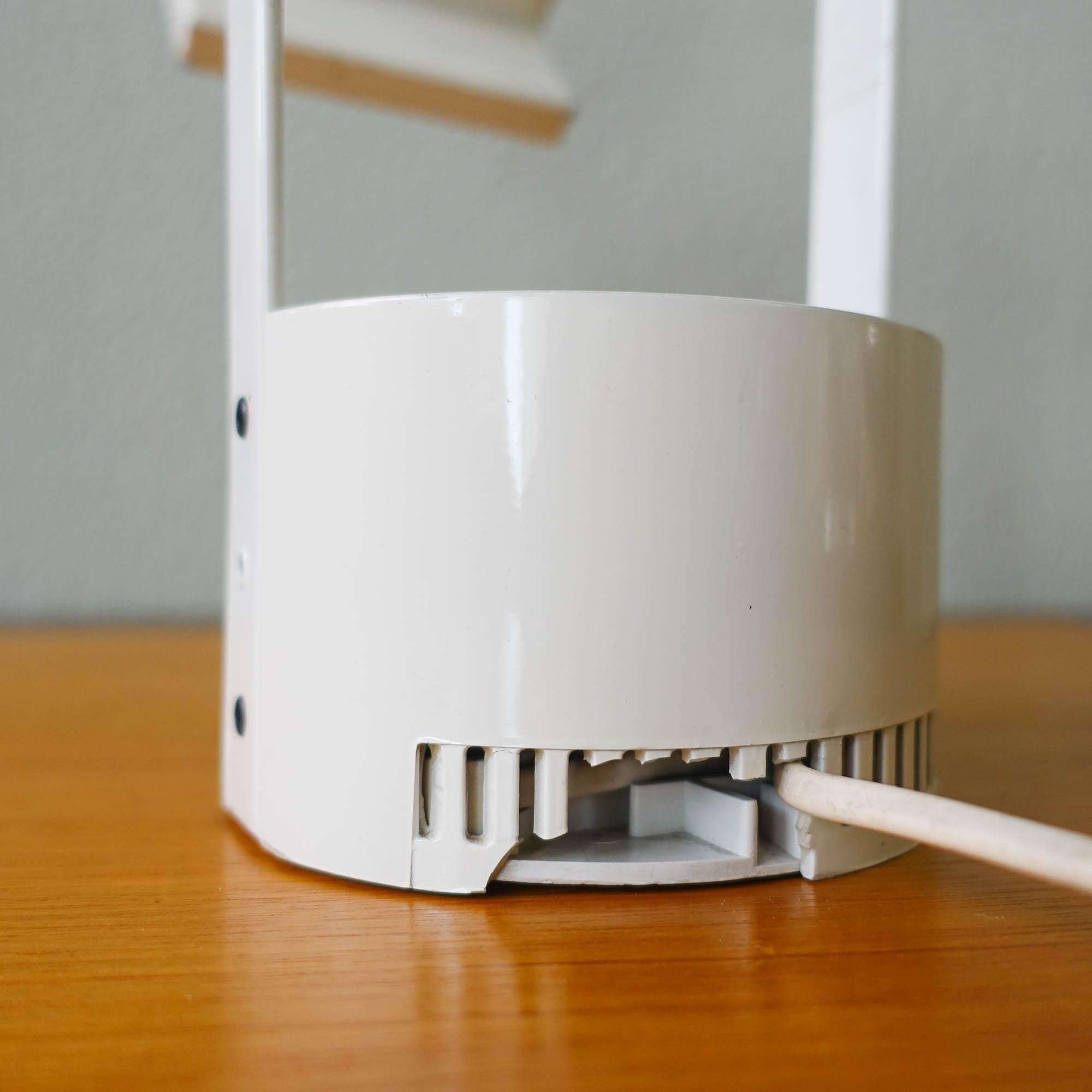 Tizio_Table_Lamp_by_Richard_Sapper_for_Artemide,_Mid_Century_Modern,_1972,_Italy