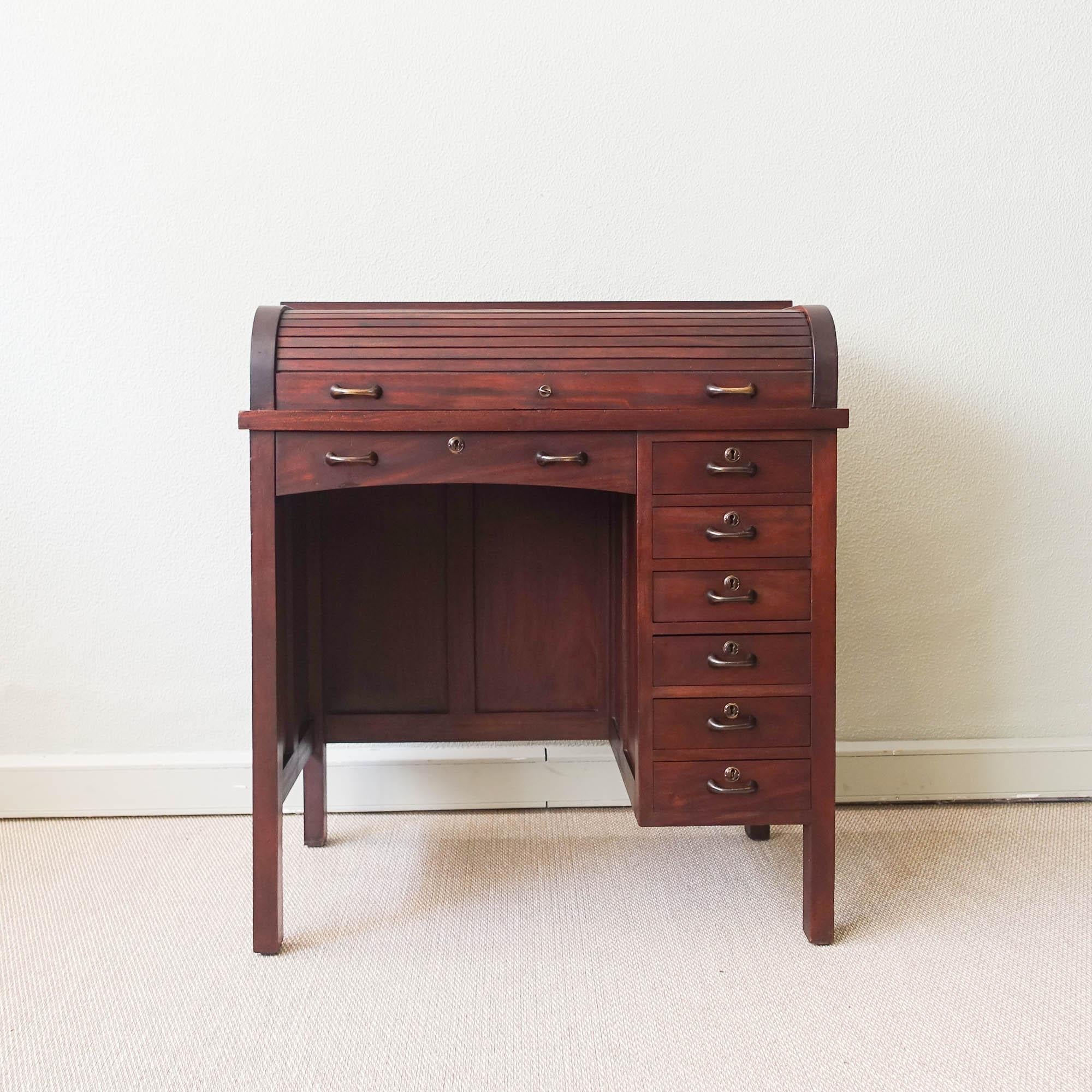 Tambour_Door_Desk_in_Oak_Wood,_Industrial_Design,_1940s