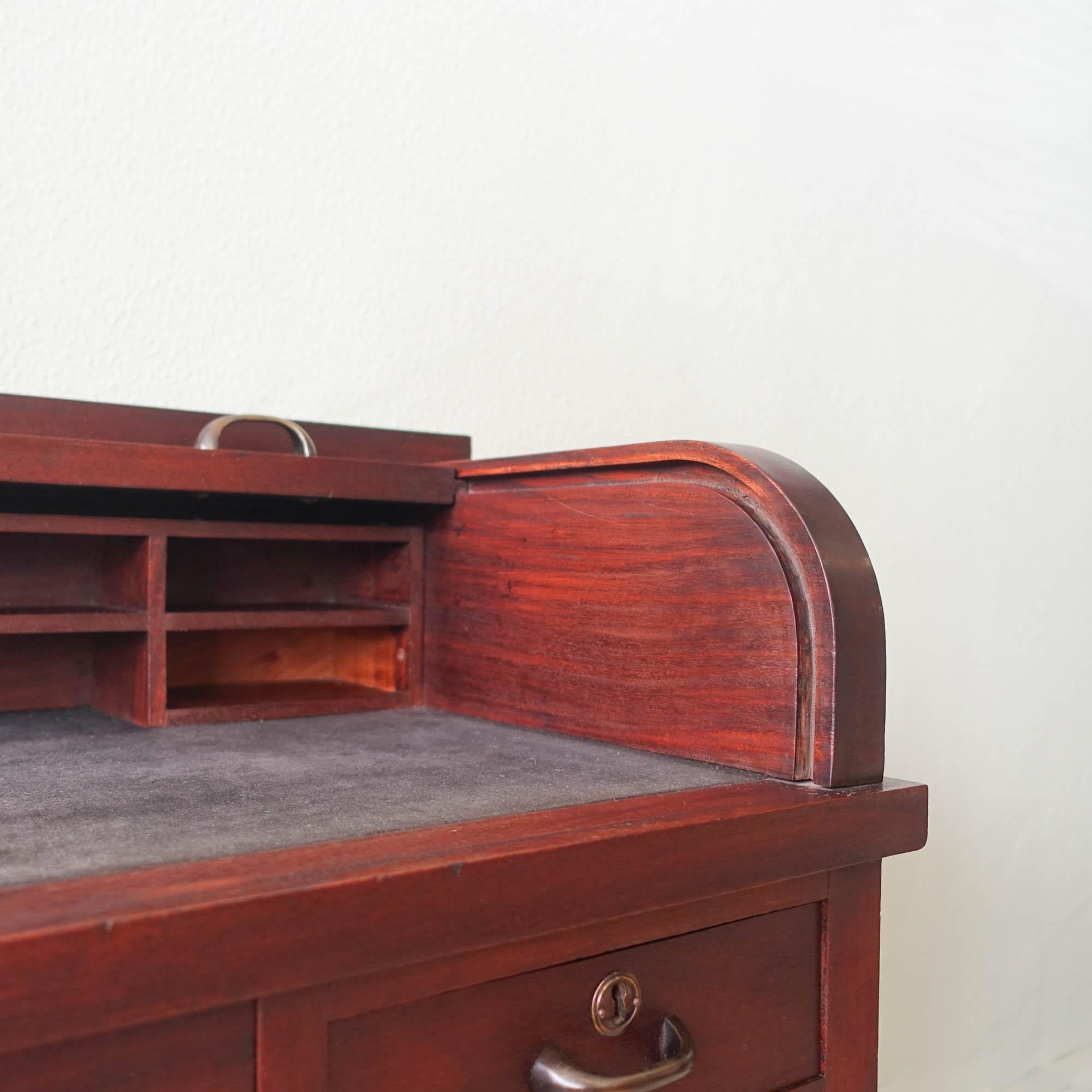 Tambour_Door_Desk_in_Oak_Wood,_Industrial_Design,_1940s