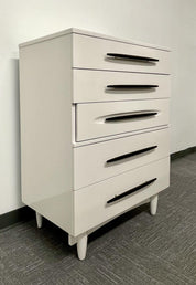 Chest_Dresser_Mid-Century_Modern_White_Lacquered_1970s_USA