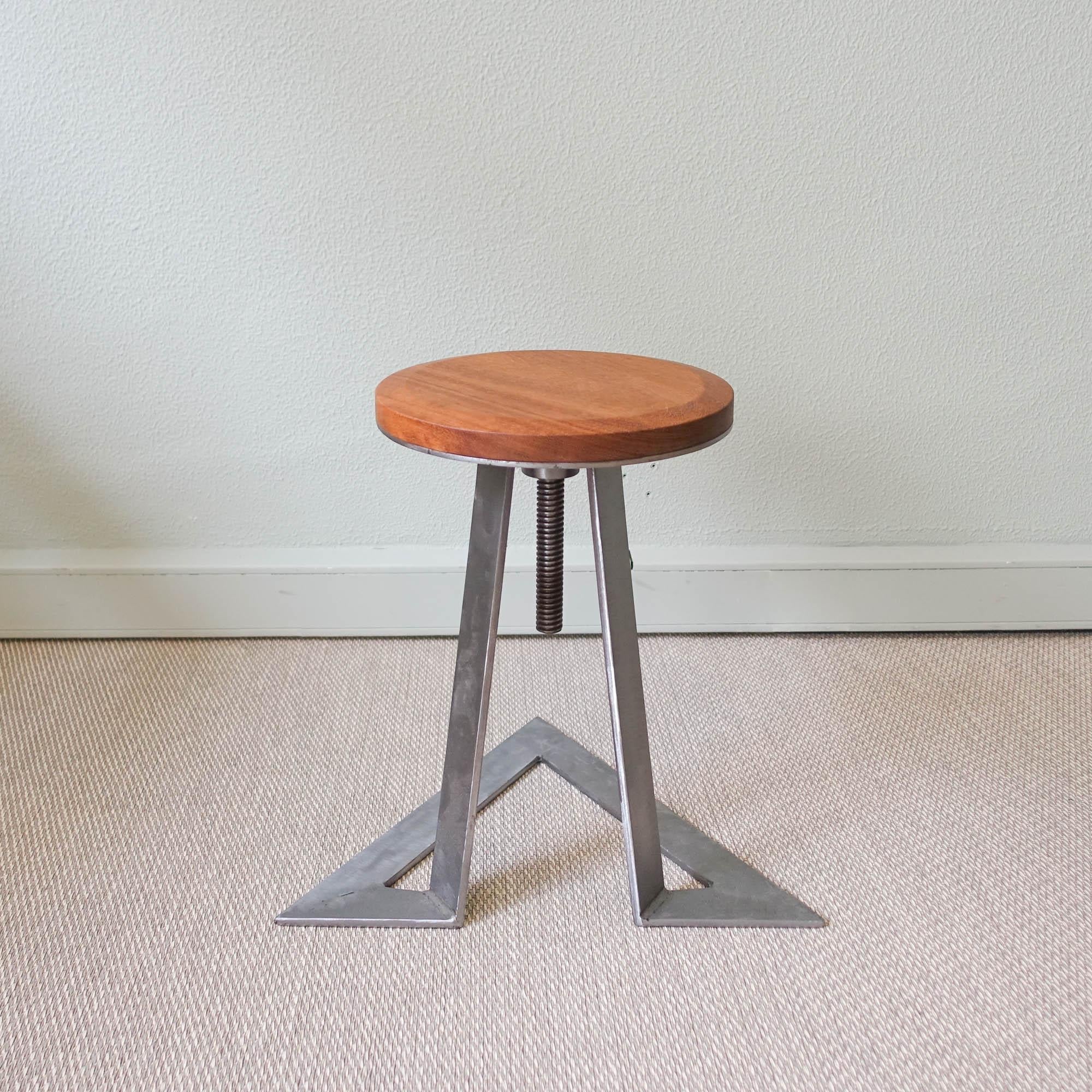 Triângulo_Screwable_Stool_by_Miguel_Saboya,_Portugal