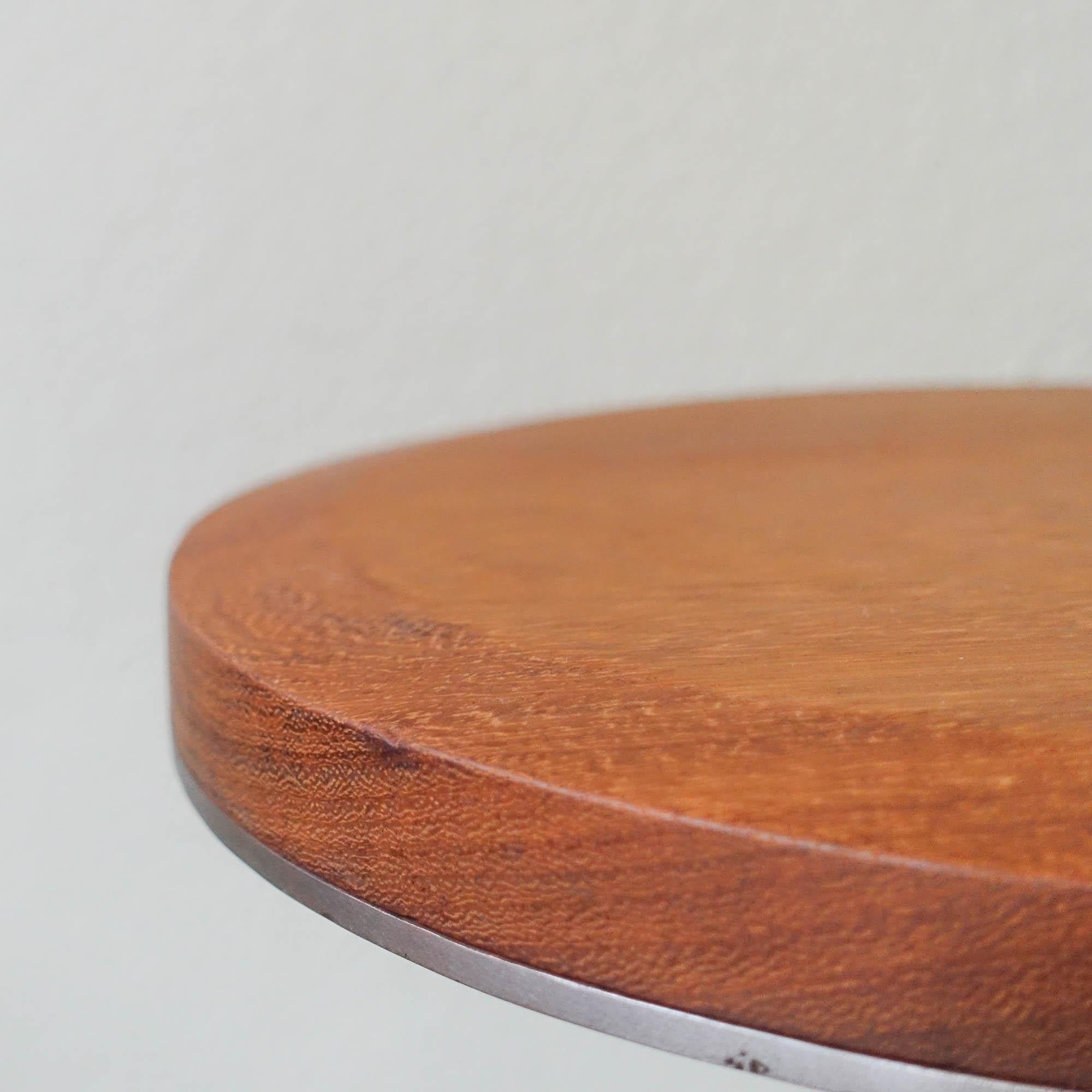 Triângulo_Screwable_Stool_by_Miguel_Saboya,_Portugal