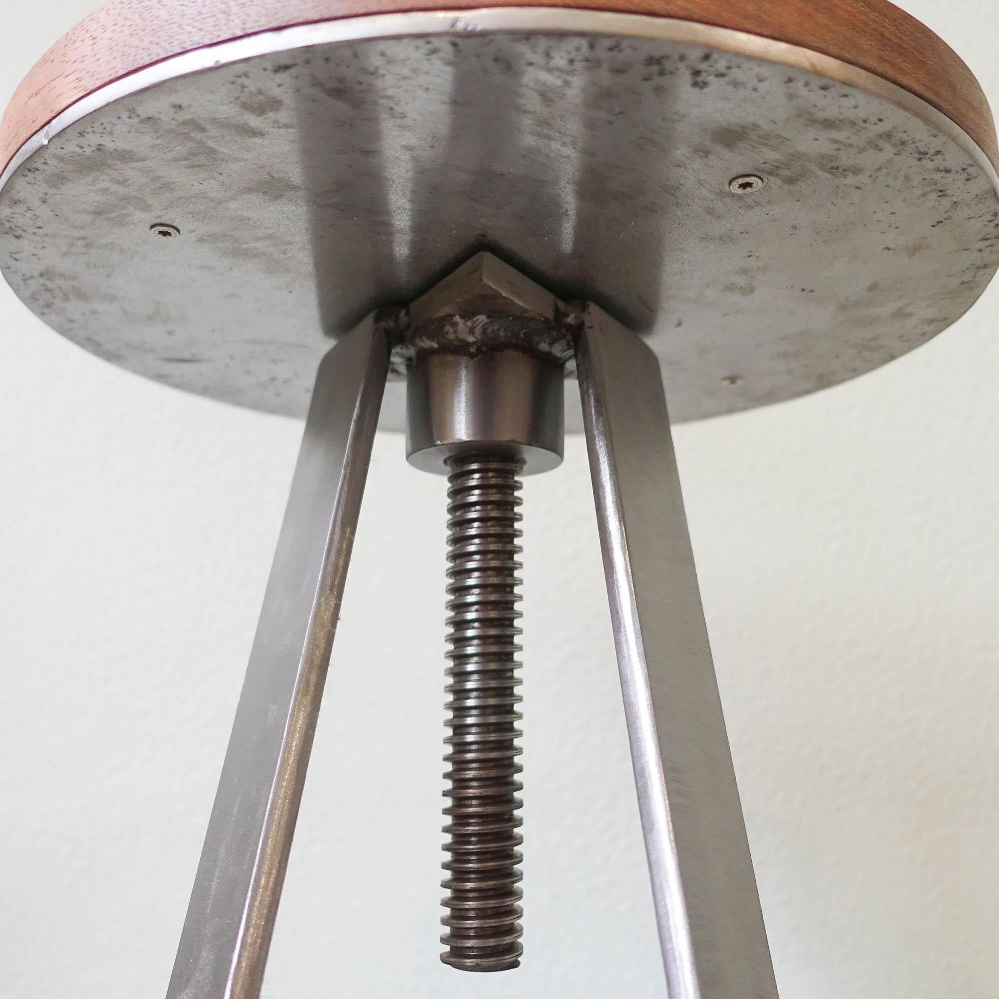 Triângulo_Screwable_Stool_by_Miguel_Saboya,_Portugal